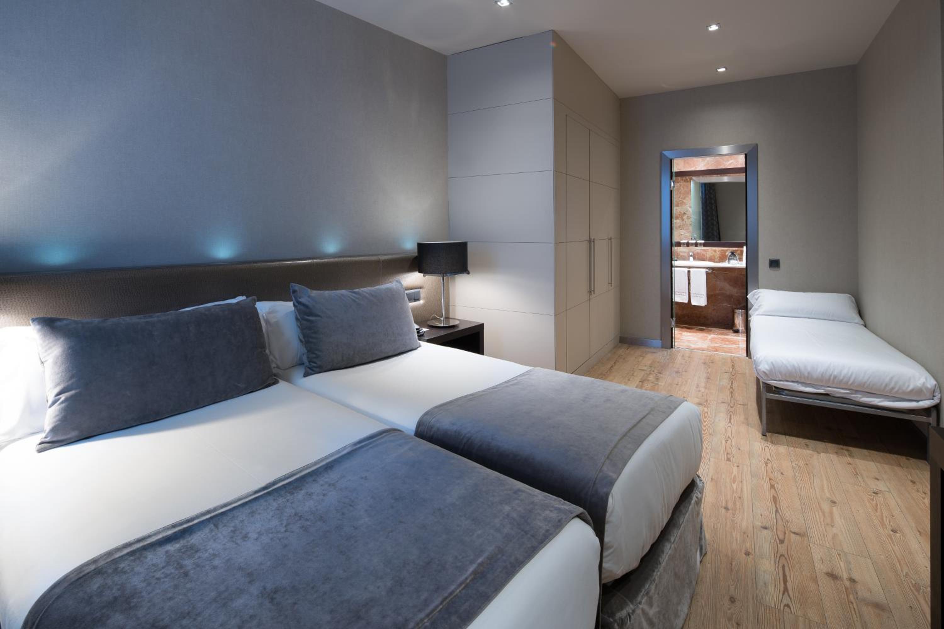 Triple Room (2 Adults + 1 Child) photo 3