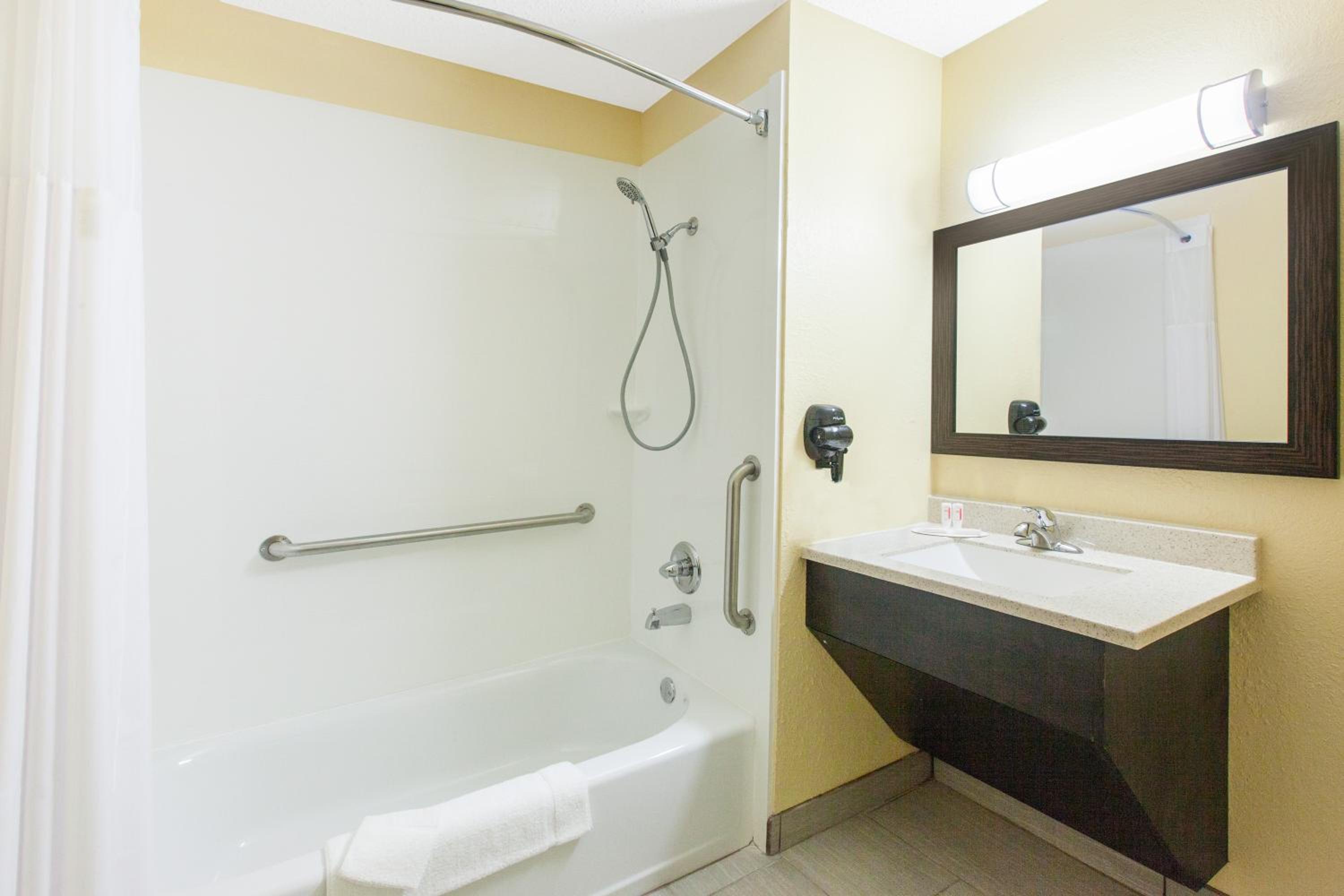 King Room - Mobility Access - First Floor - Non-Smoking - Photo 3