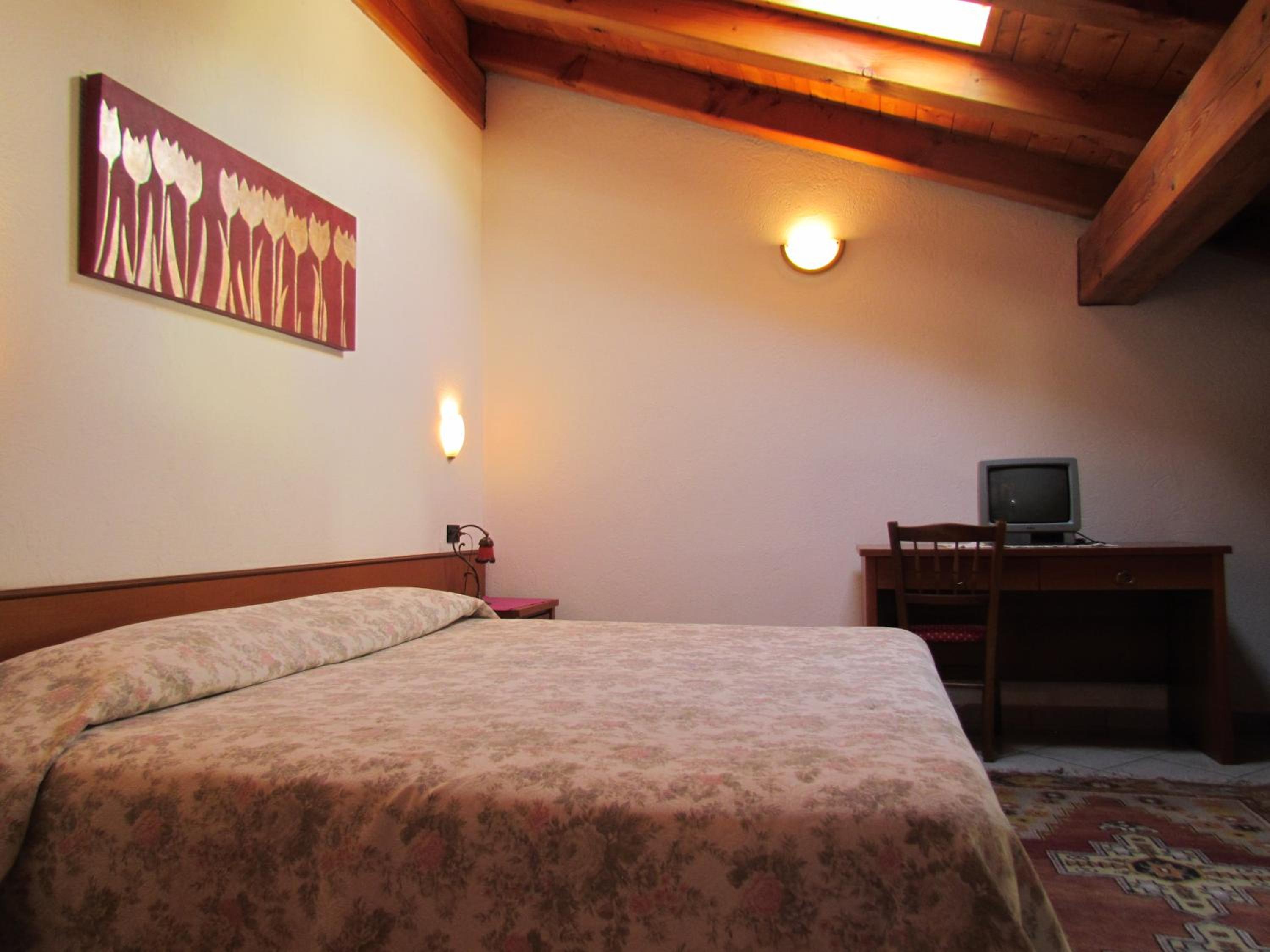 One-Bedroom Apartment - Photo 2