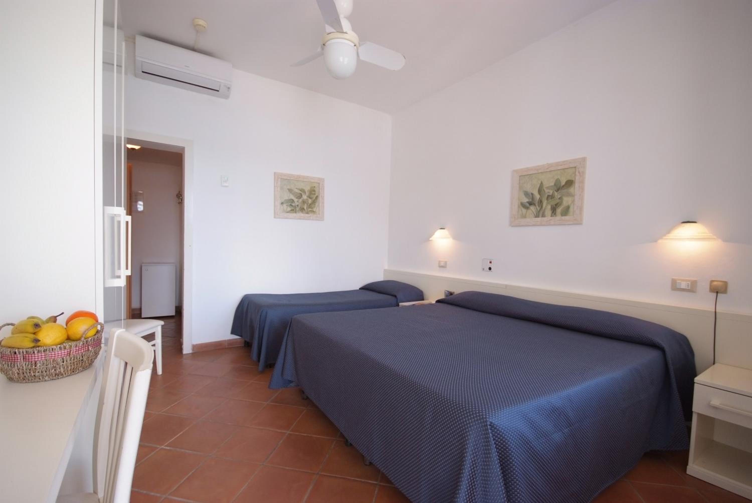 Triple Room with Sea View - Photo 12