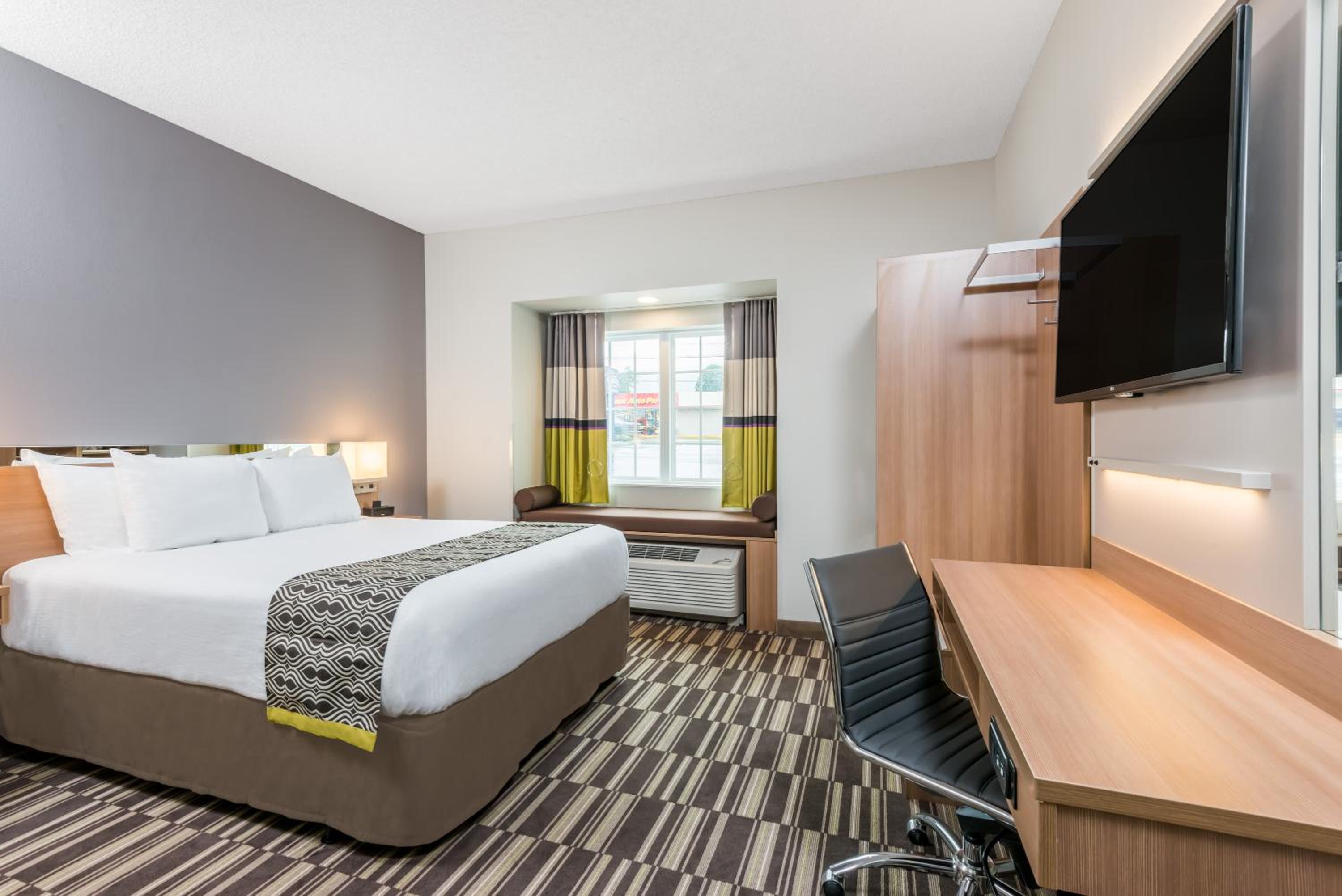 Deluxe Queen Suite - Disability Access/Non-Smoking photo 1