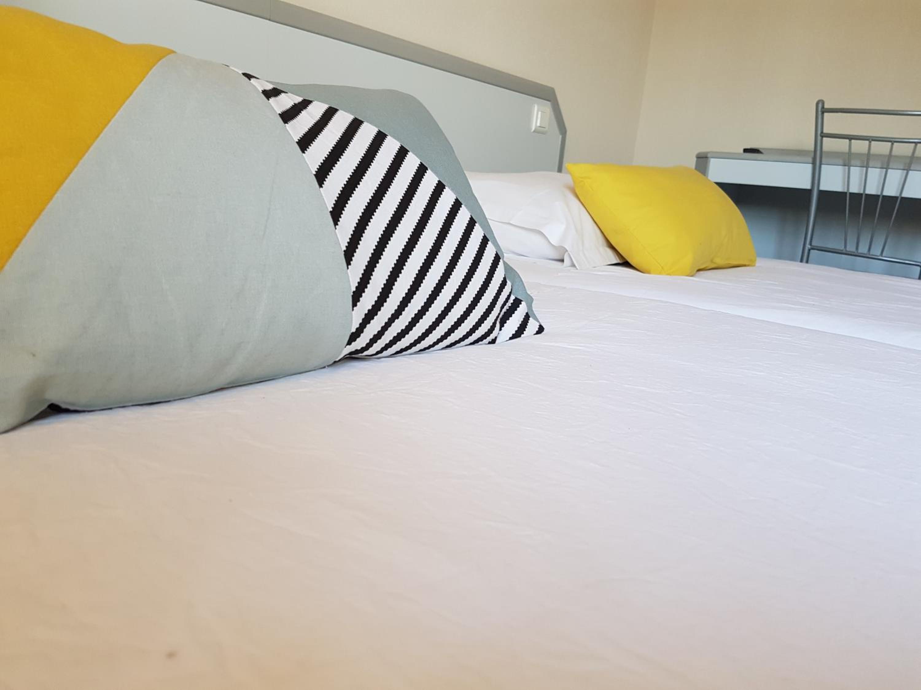 Twin Room - Photo 2
