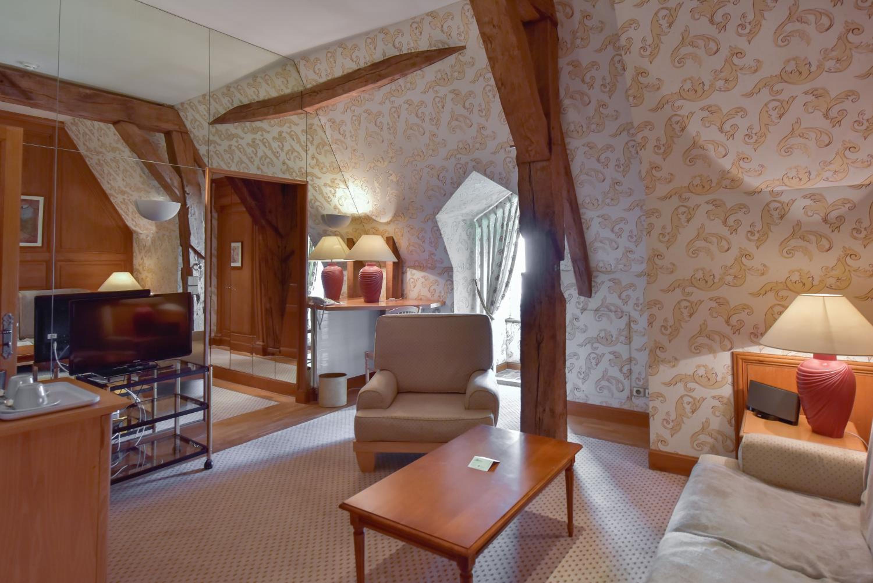 Castle Suite with Golf View - Photo 6