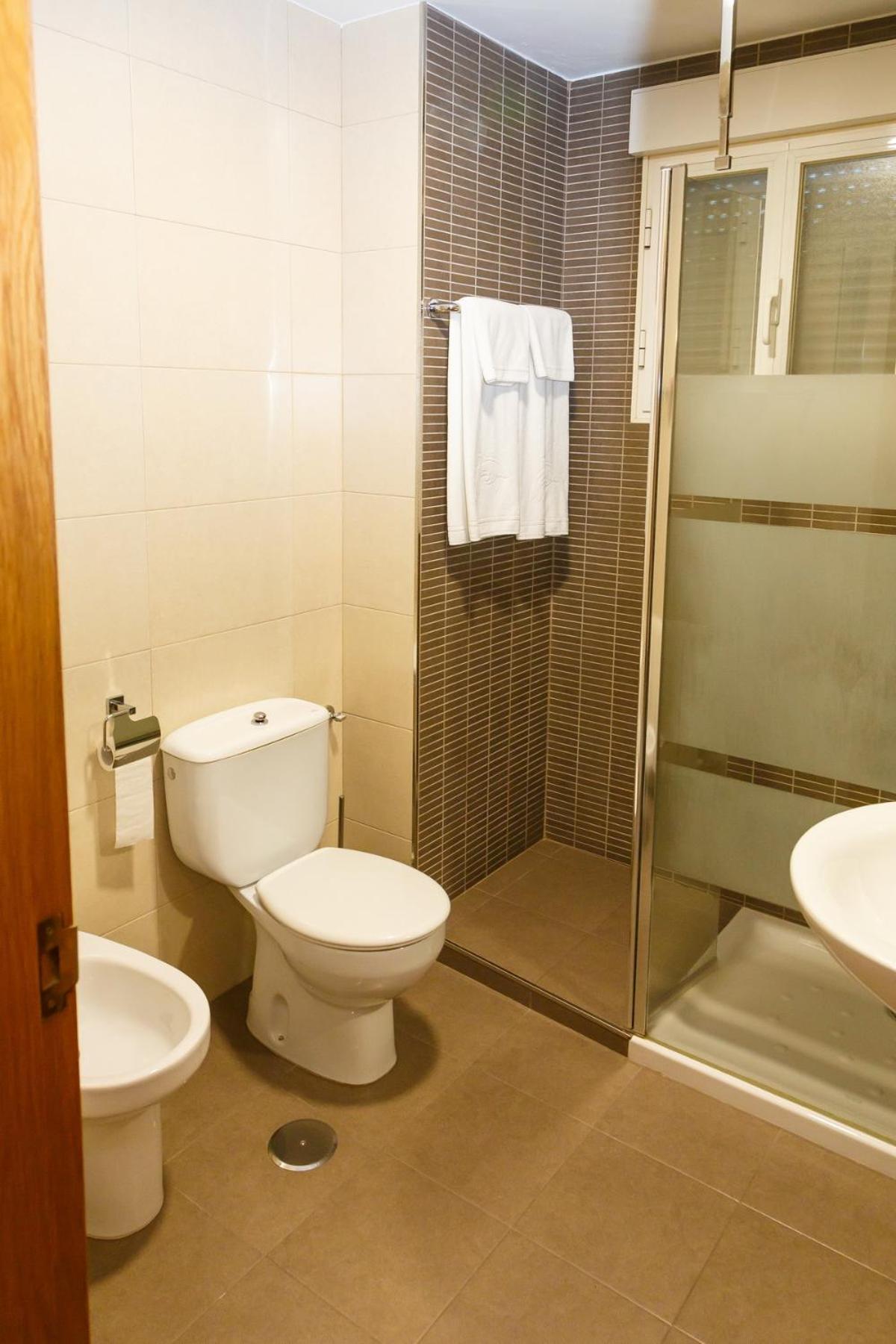 Double Room with Extra Bed & Free Airport Shuttle  photo 2