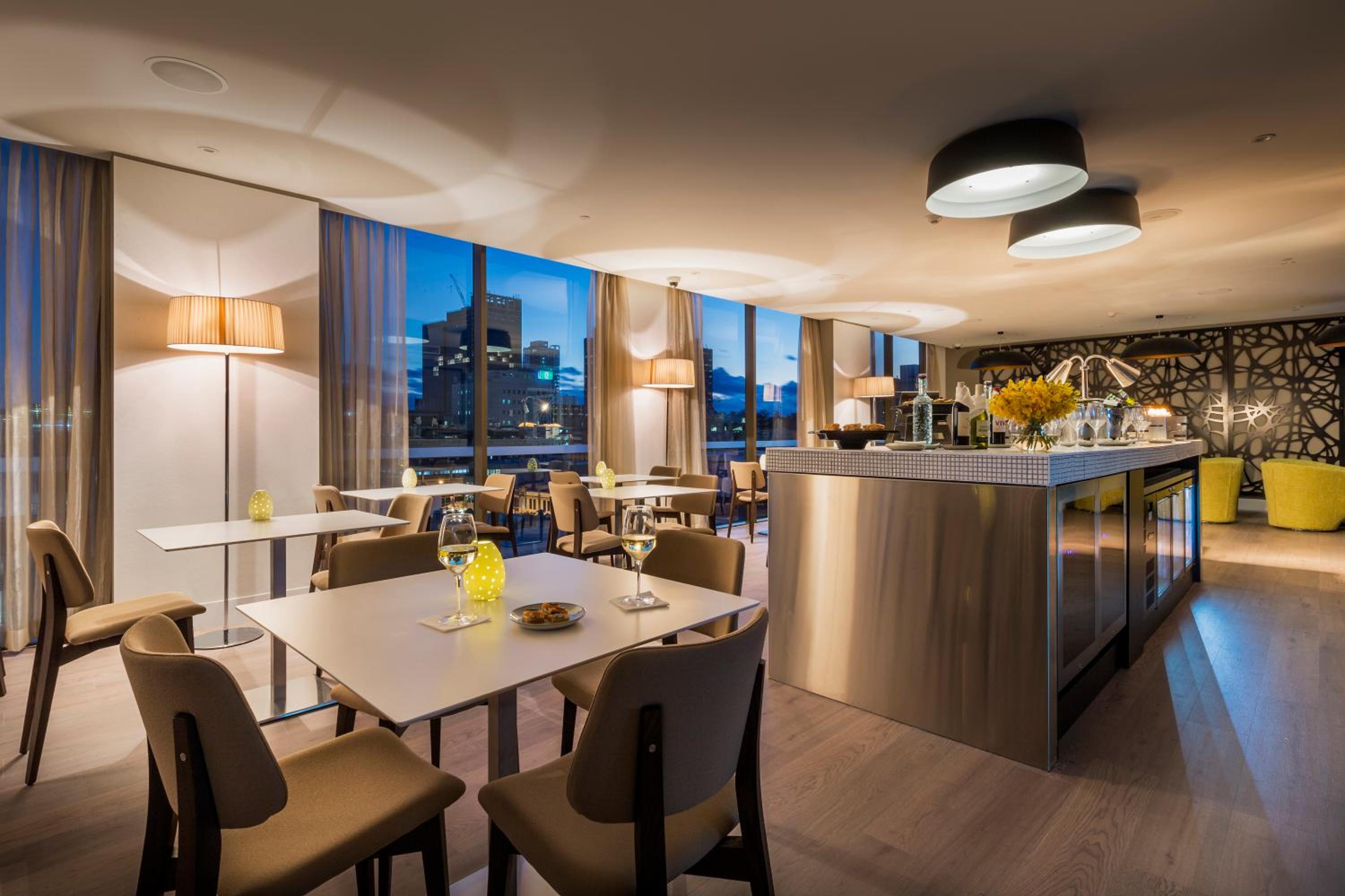 Park & Stay - King Room with Club Lounge Access - Parking height limit 1.9m photo 2
