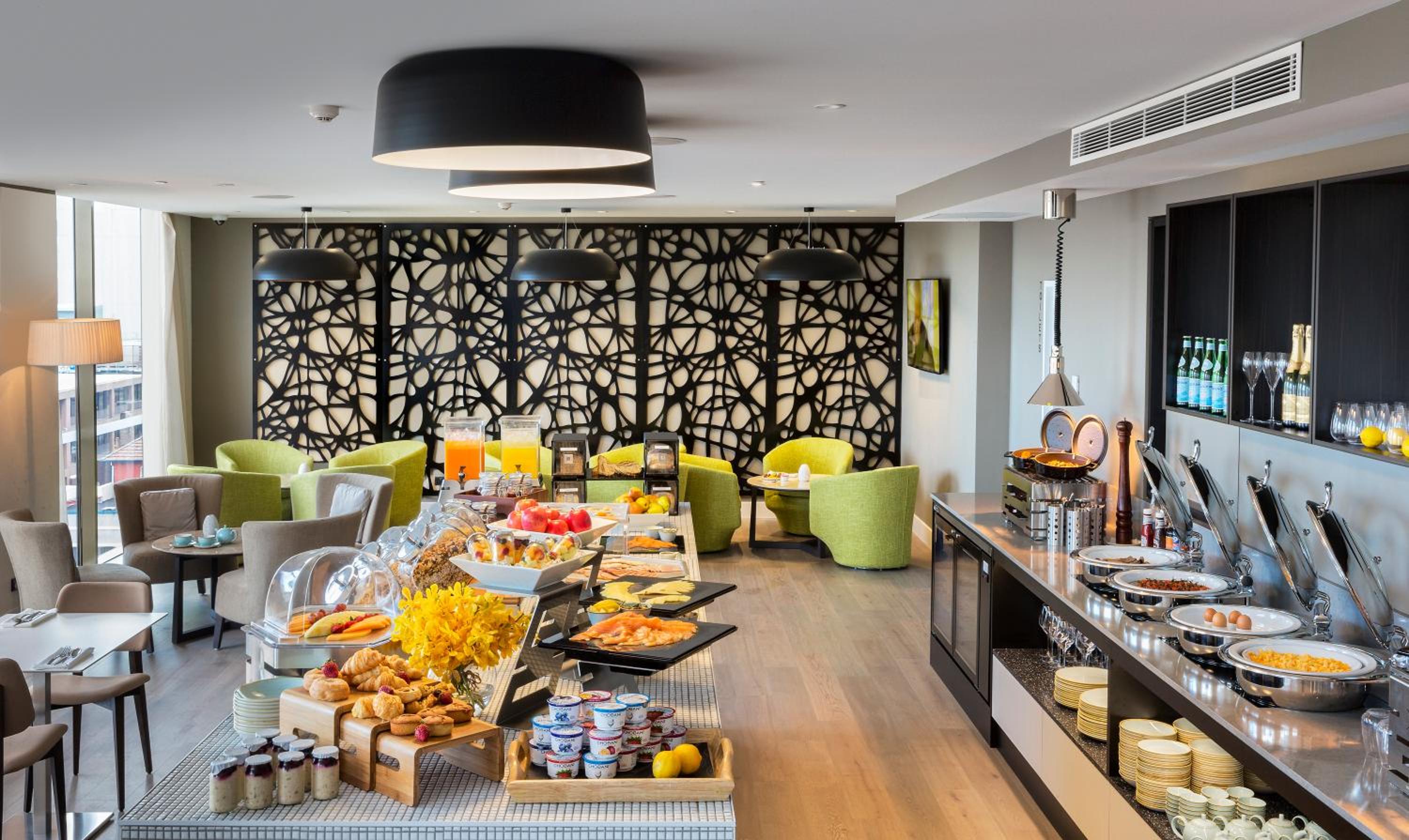 Park & Stay - King Room with Club Lounge Access - Parking height limit 1.9m photo 3