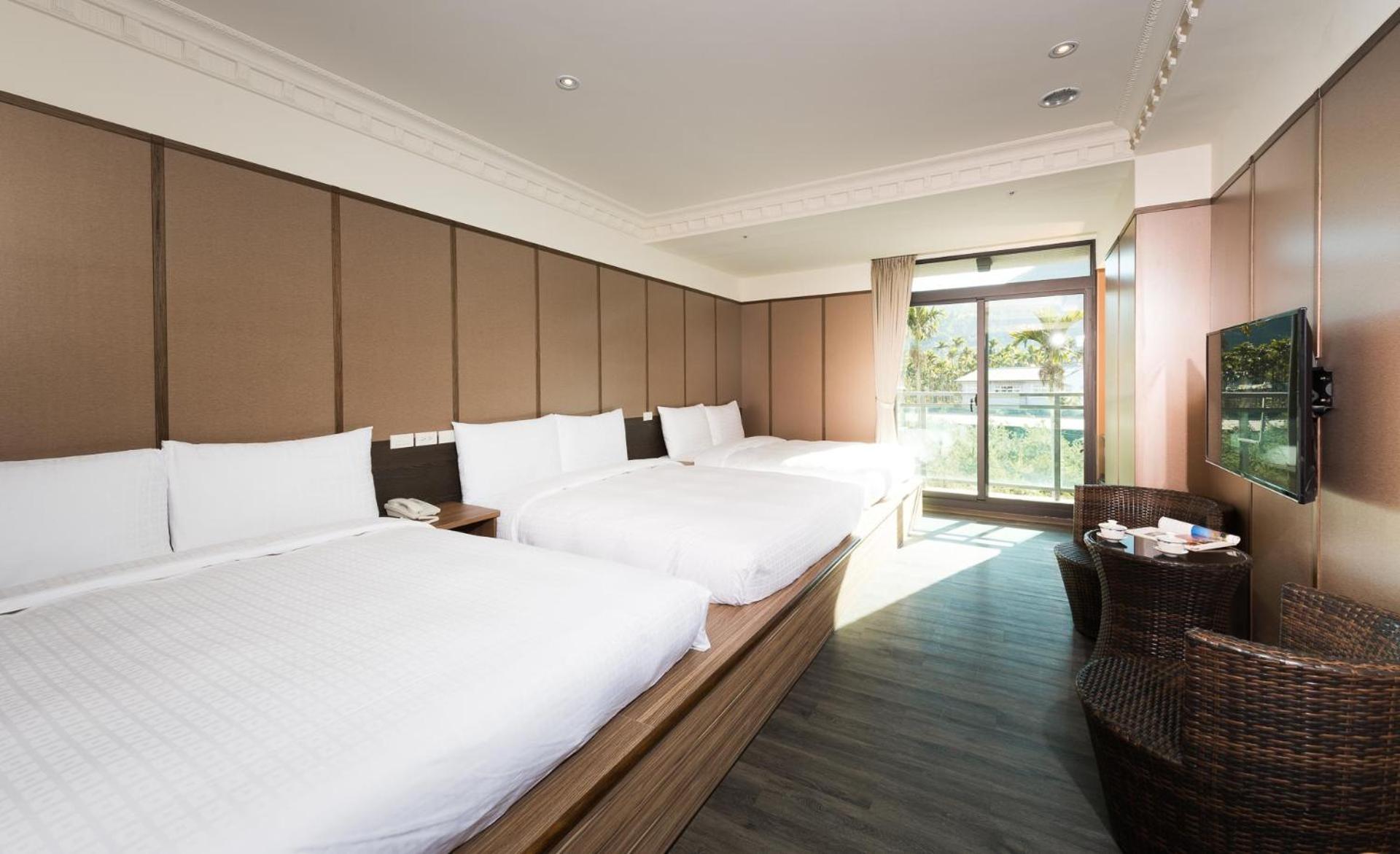 Japanese-Style Family Room (6 Adults)