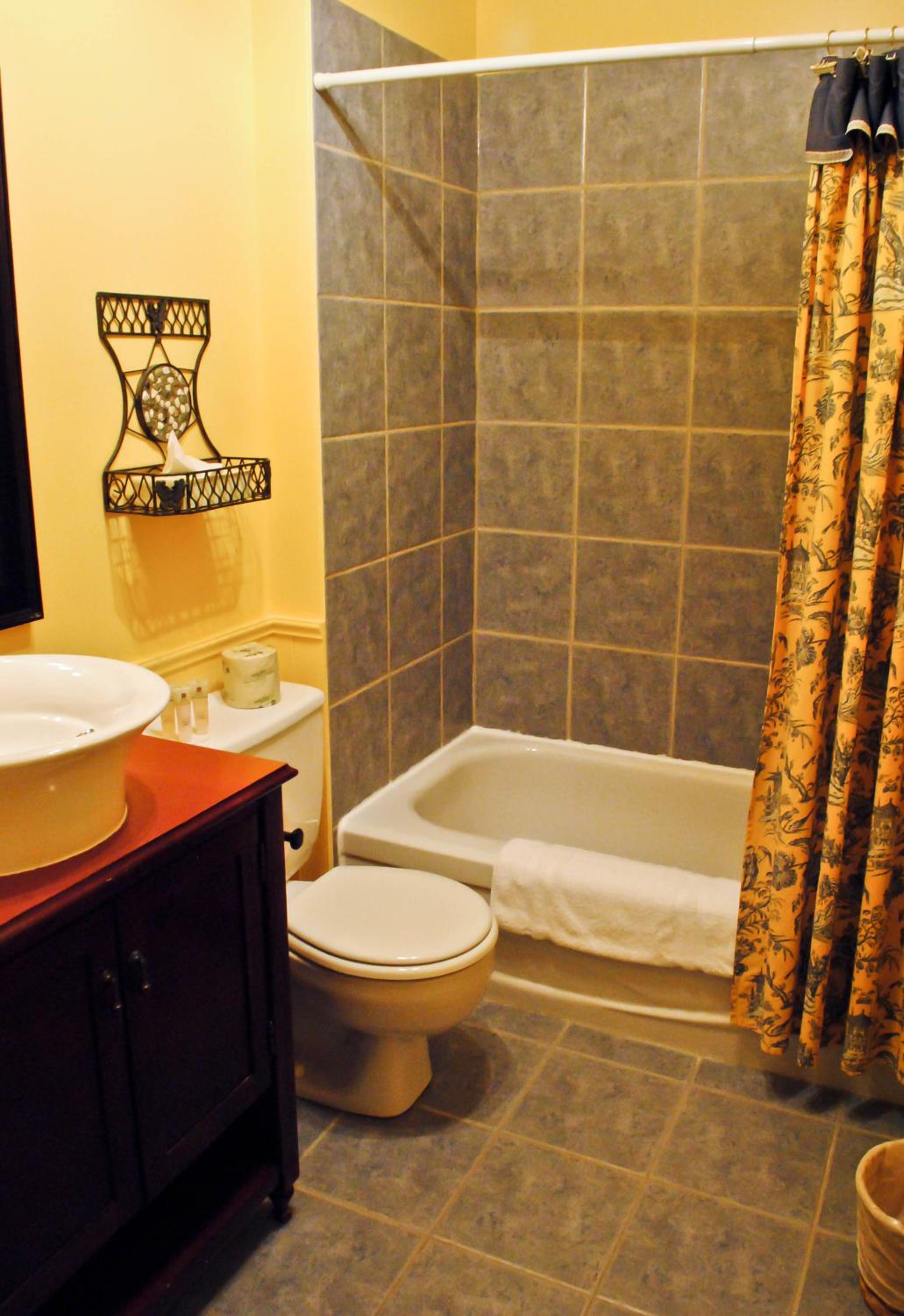Country-Style Queen Room - Photo 6