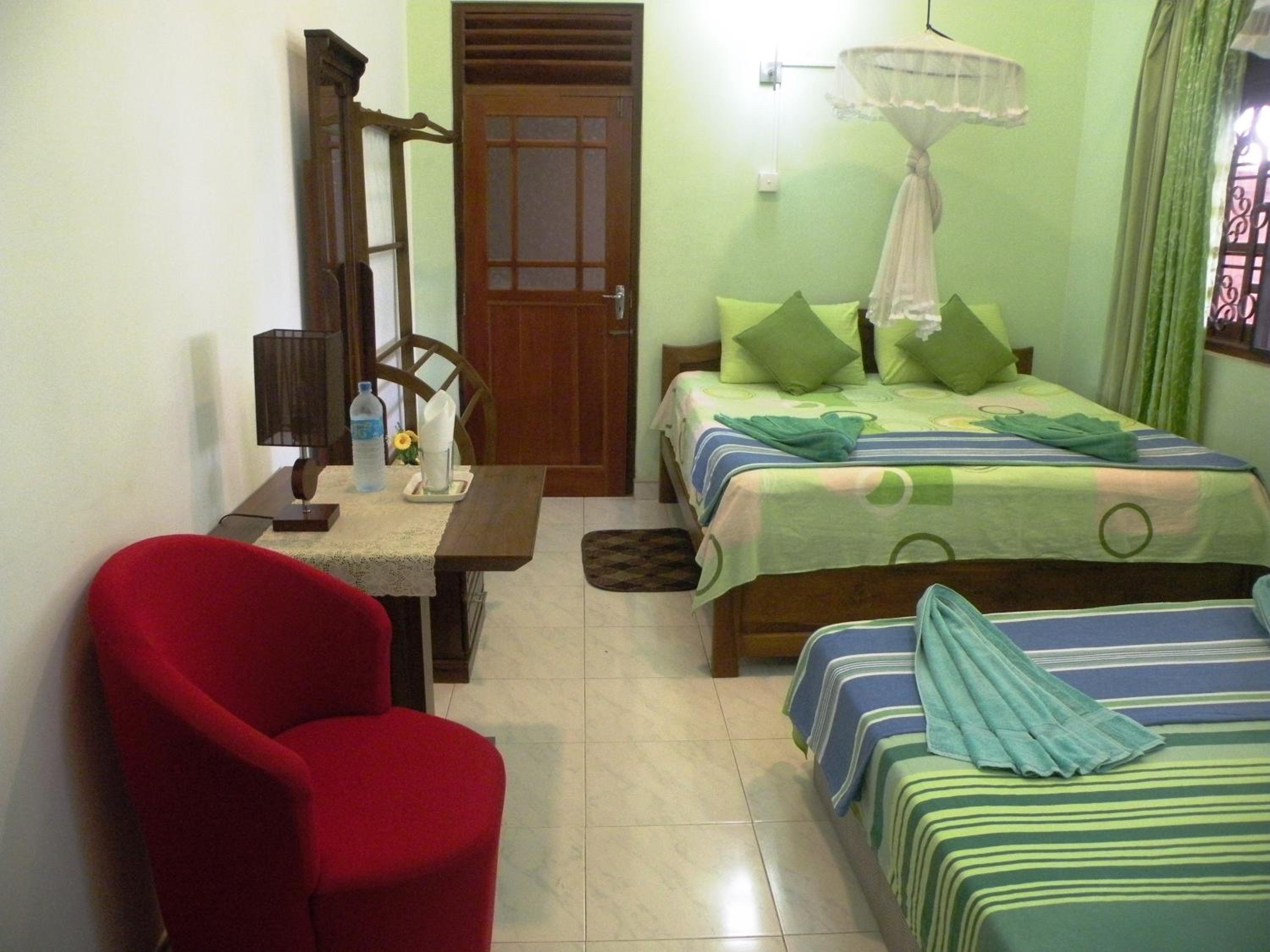 Economy Triple Room with Private Bathroom and Fan photo 3