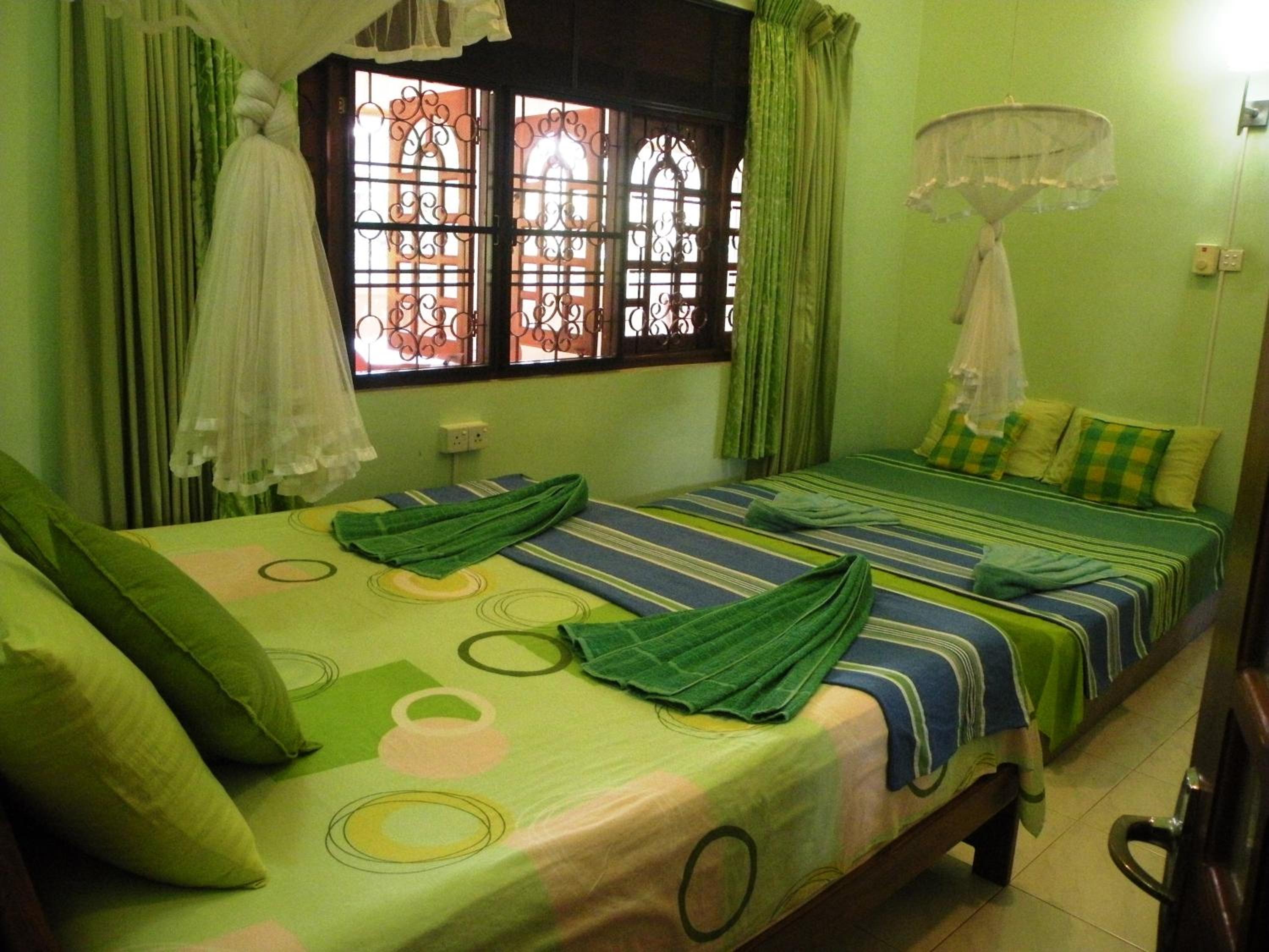 Economy Triple Room with Private Bathroom and Fan photo 2