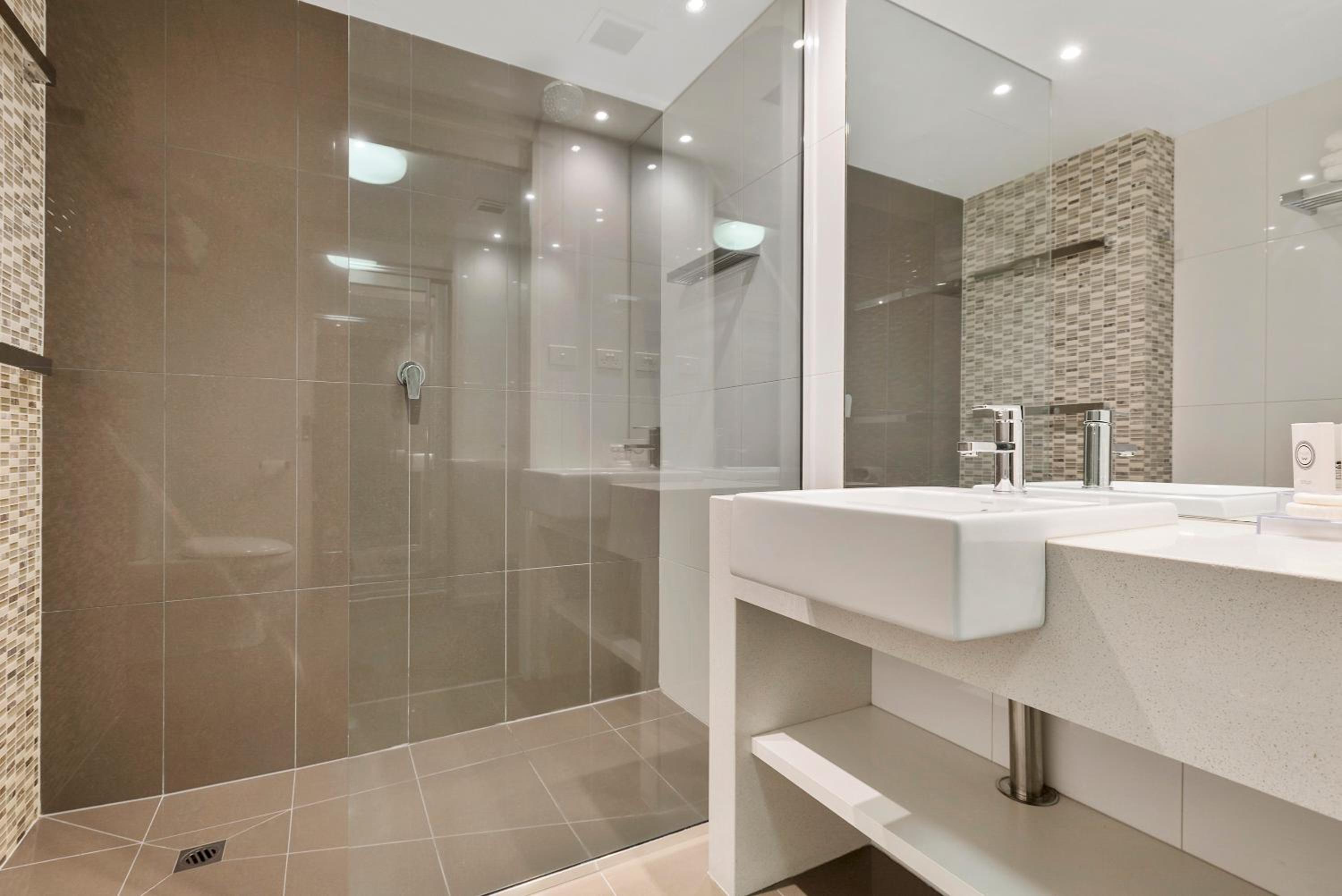 Queen Suite - Photo 5