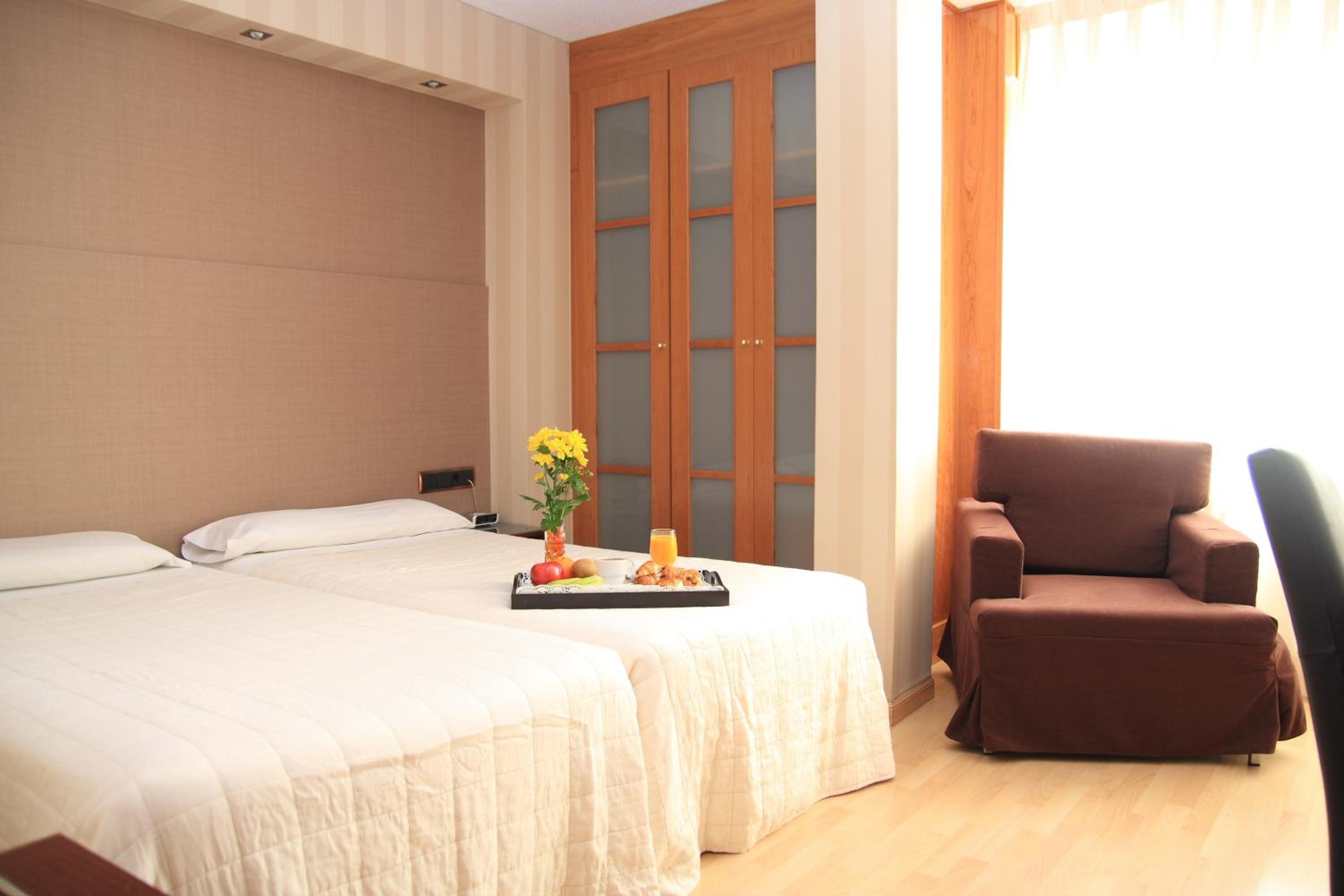 Double or Twin Room - Photo 4