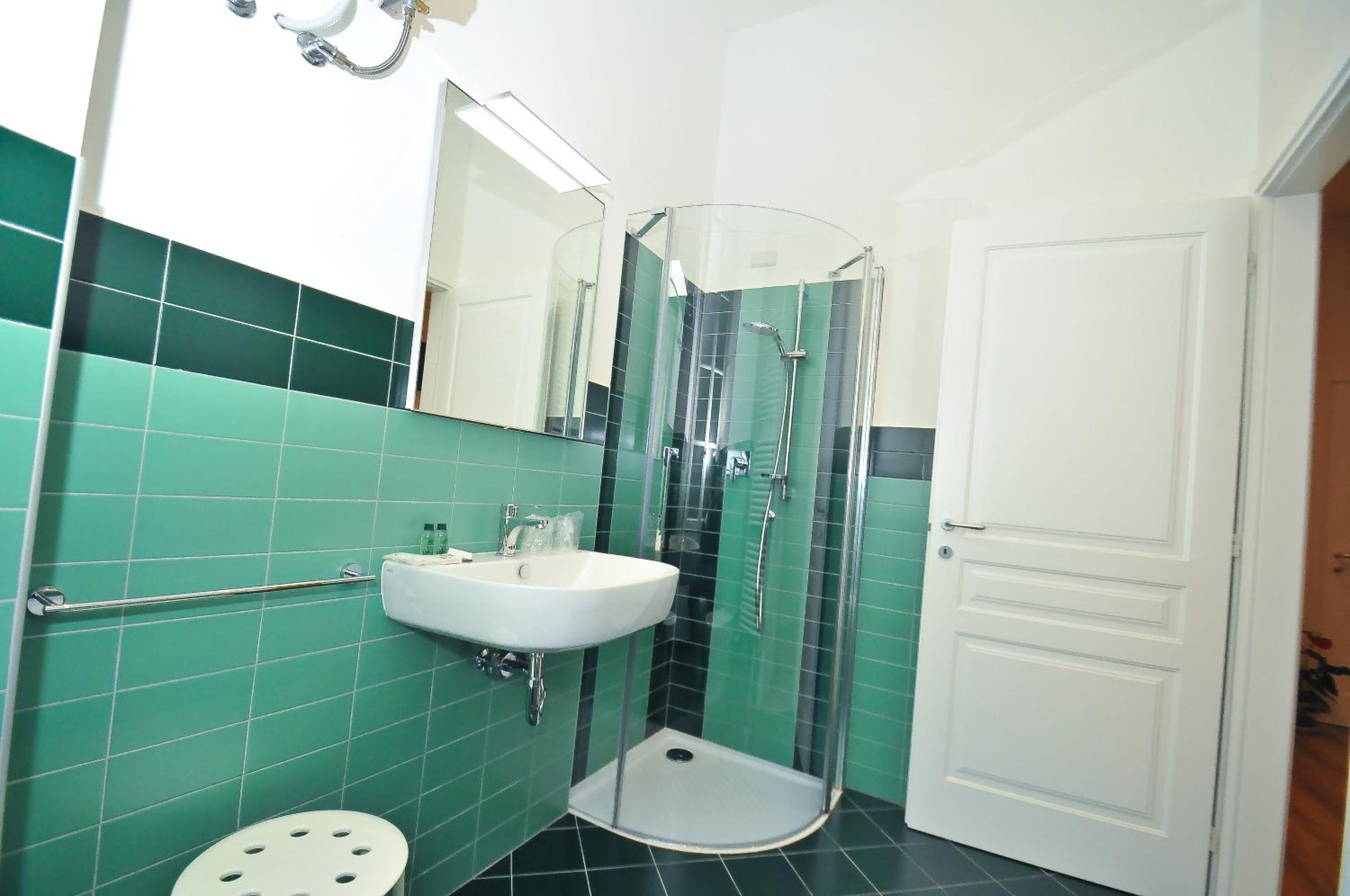 Standard Double or Twin Room - Photo 12