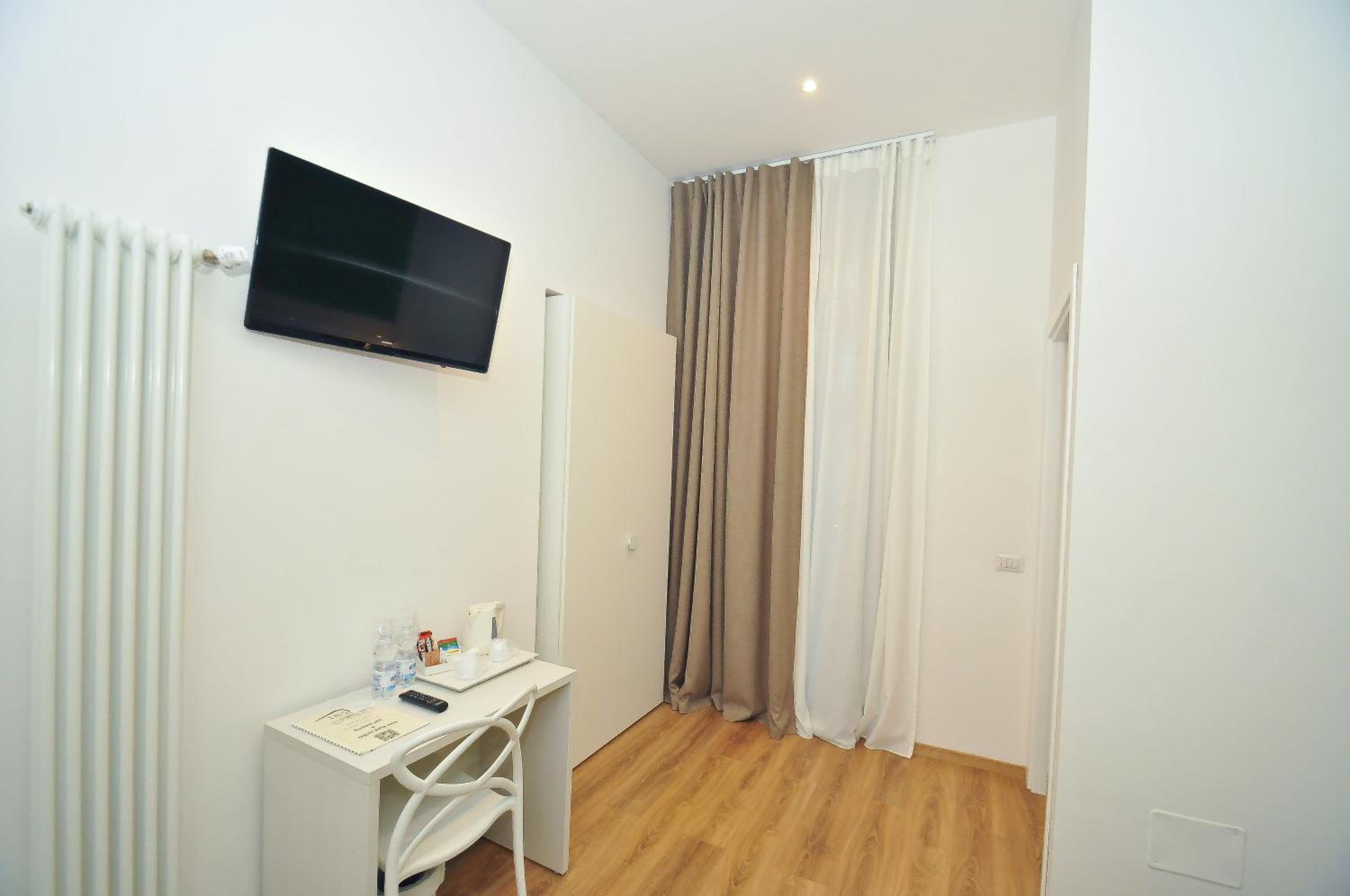 Standard Double or Twin Room - Photo 3