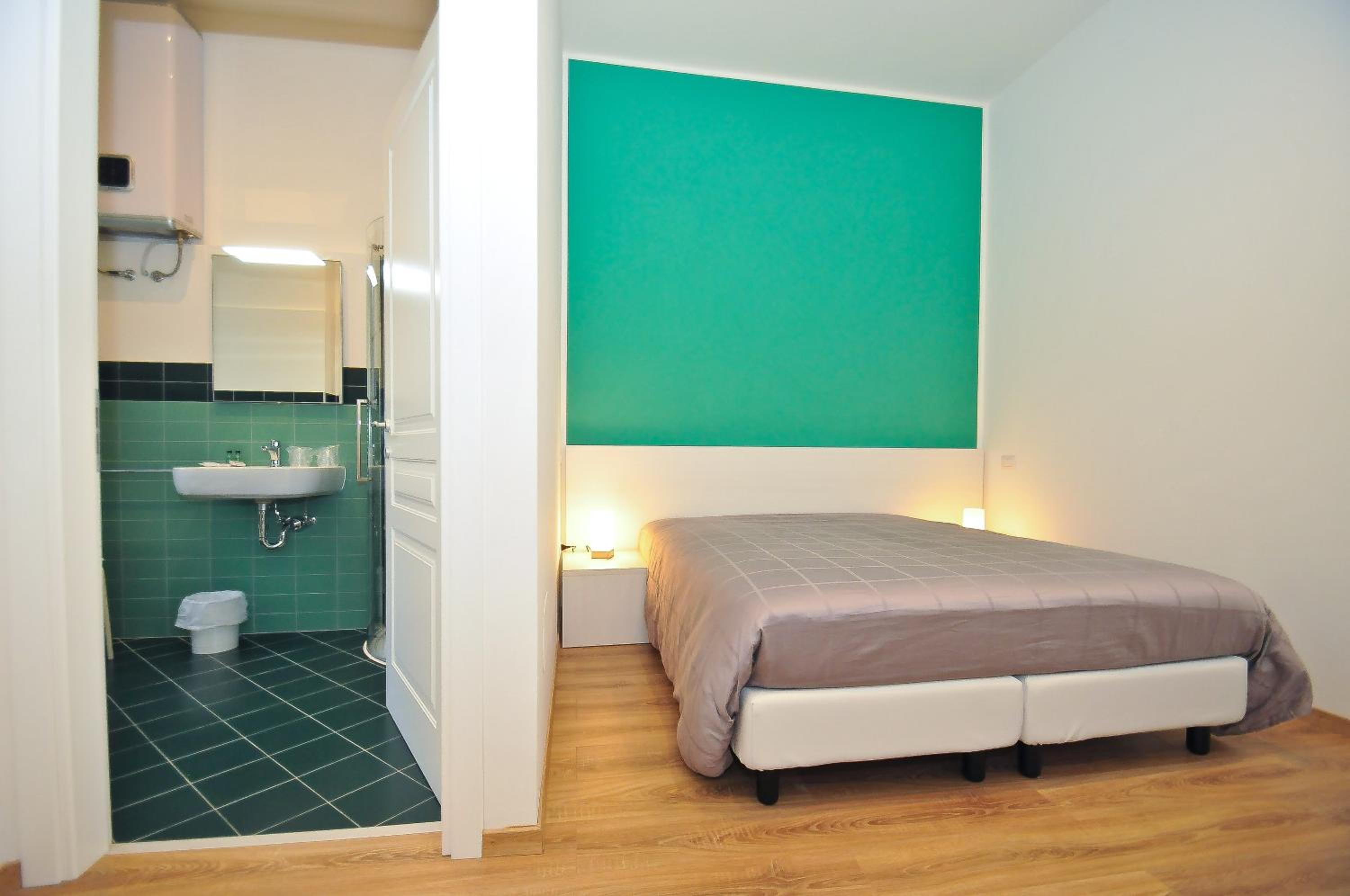 Standard Double or Twin Room - Photo 11
