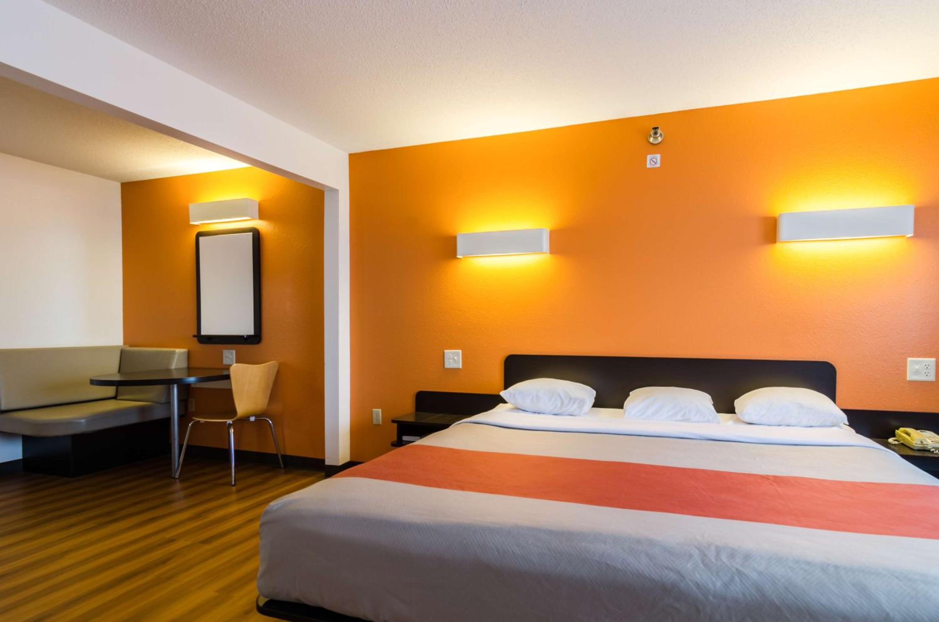 Deluxe King Room - Non-Smoking