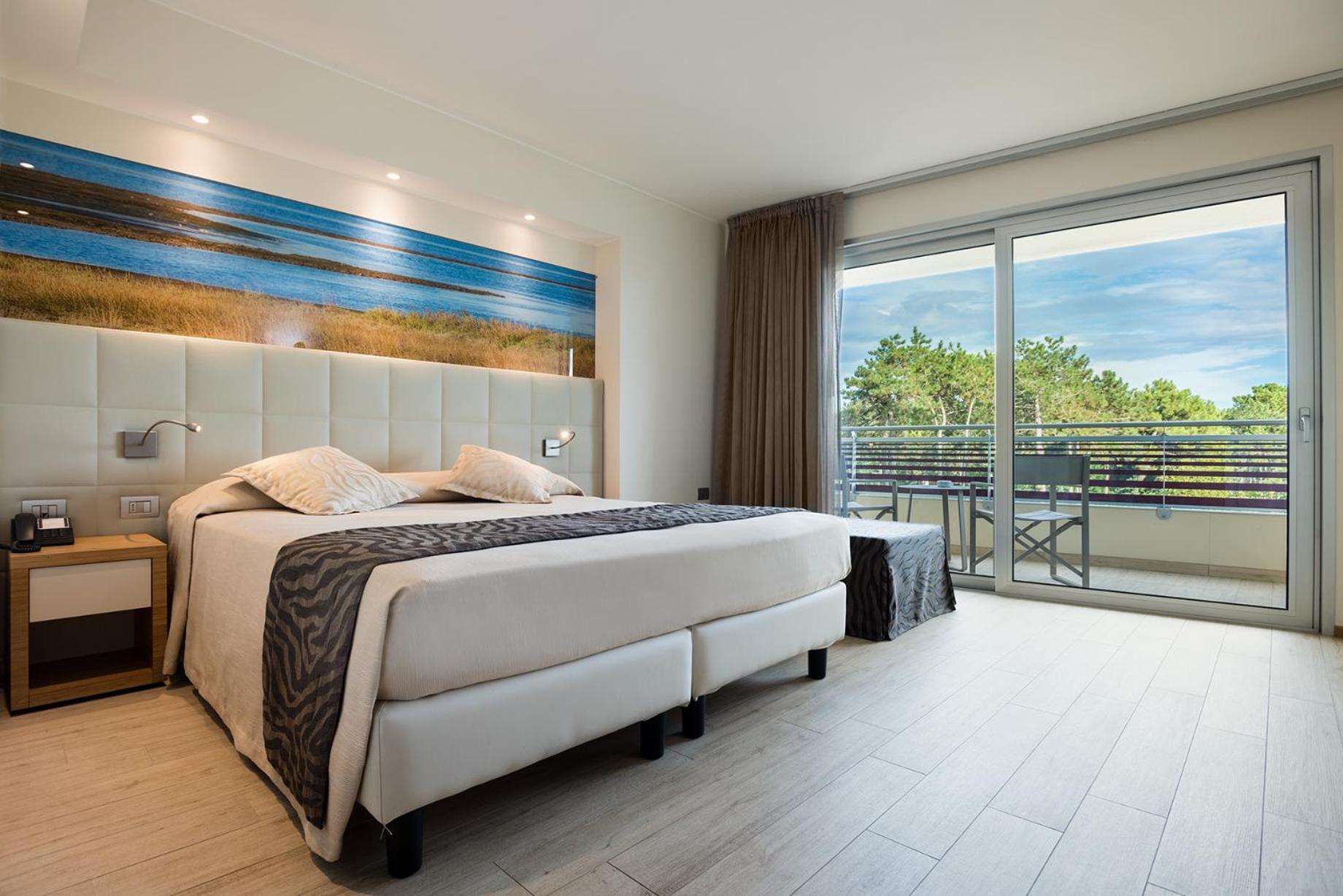 Standard Room with Balcony - Photo 19