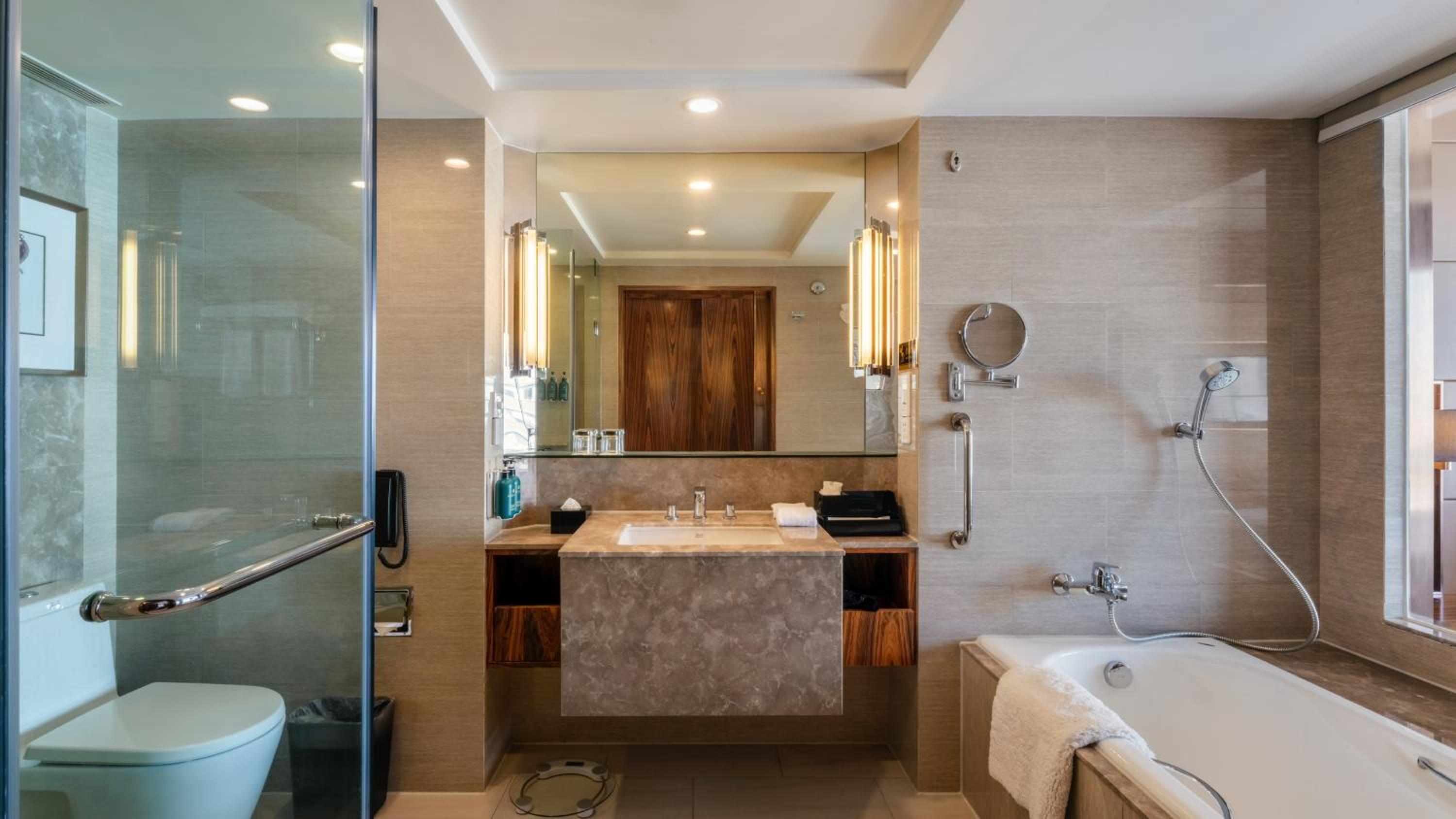 One-Bedroom King Suite with One Single Bed and Minifridge - Lounge Access