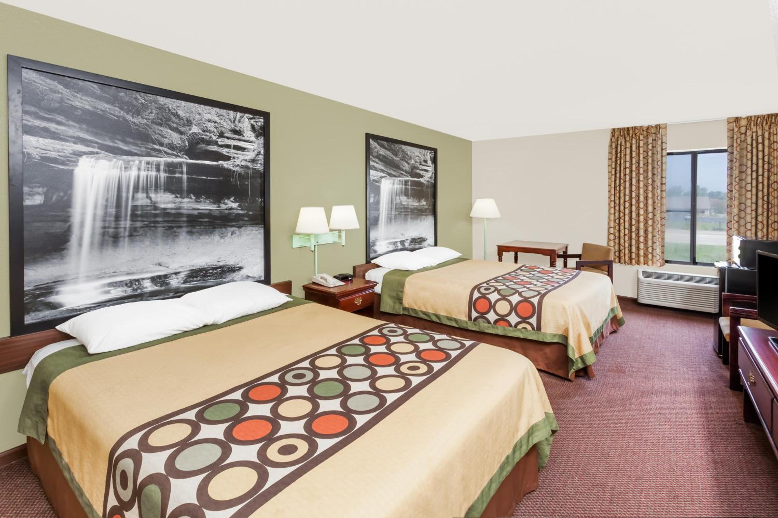 Queen Room with Two Queen Beds - Non-Smoking - Photo 2