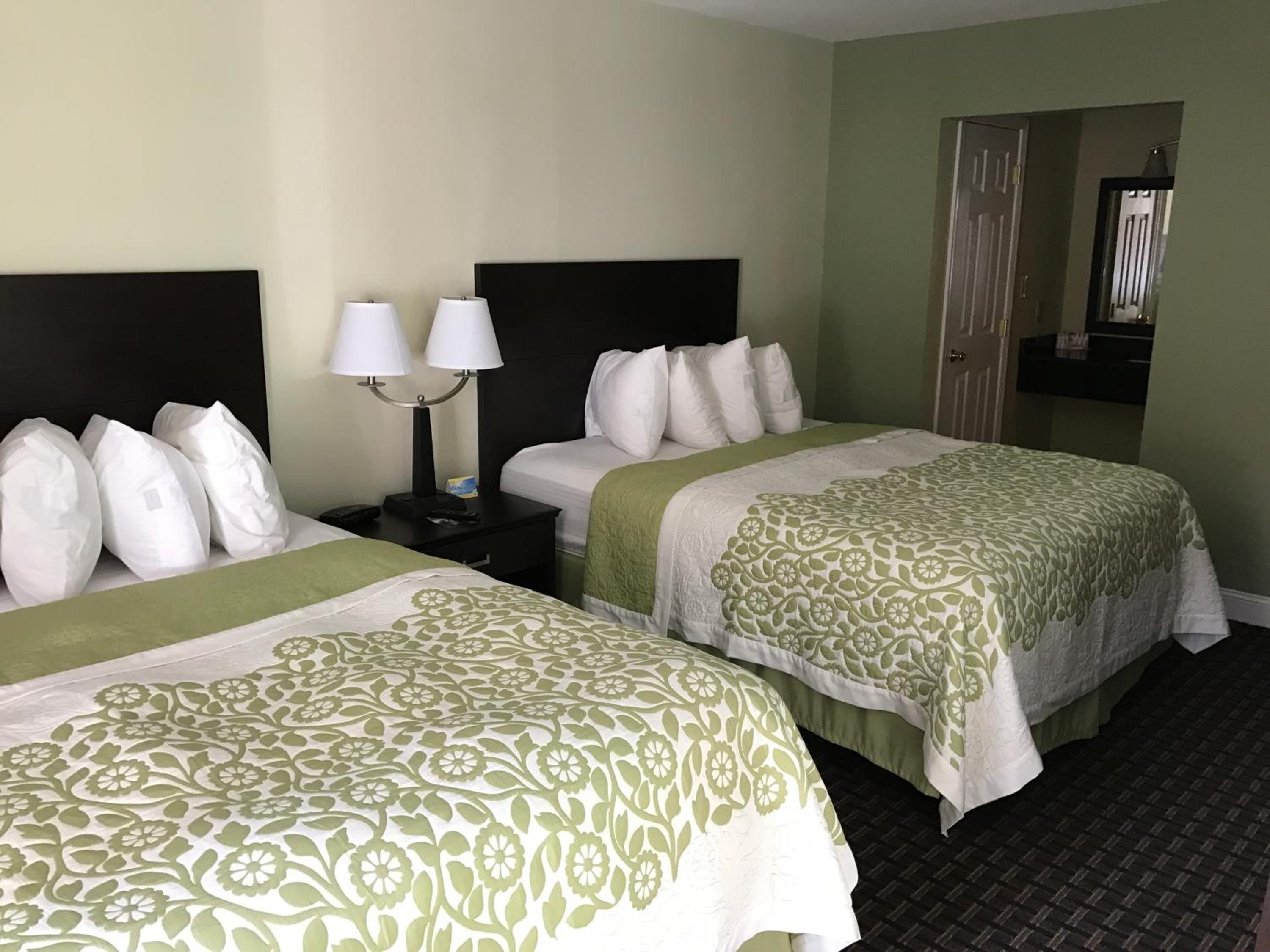 Queen Suite with Two Queen Beds - Non-Smoking - Photo 6
