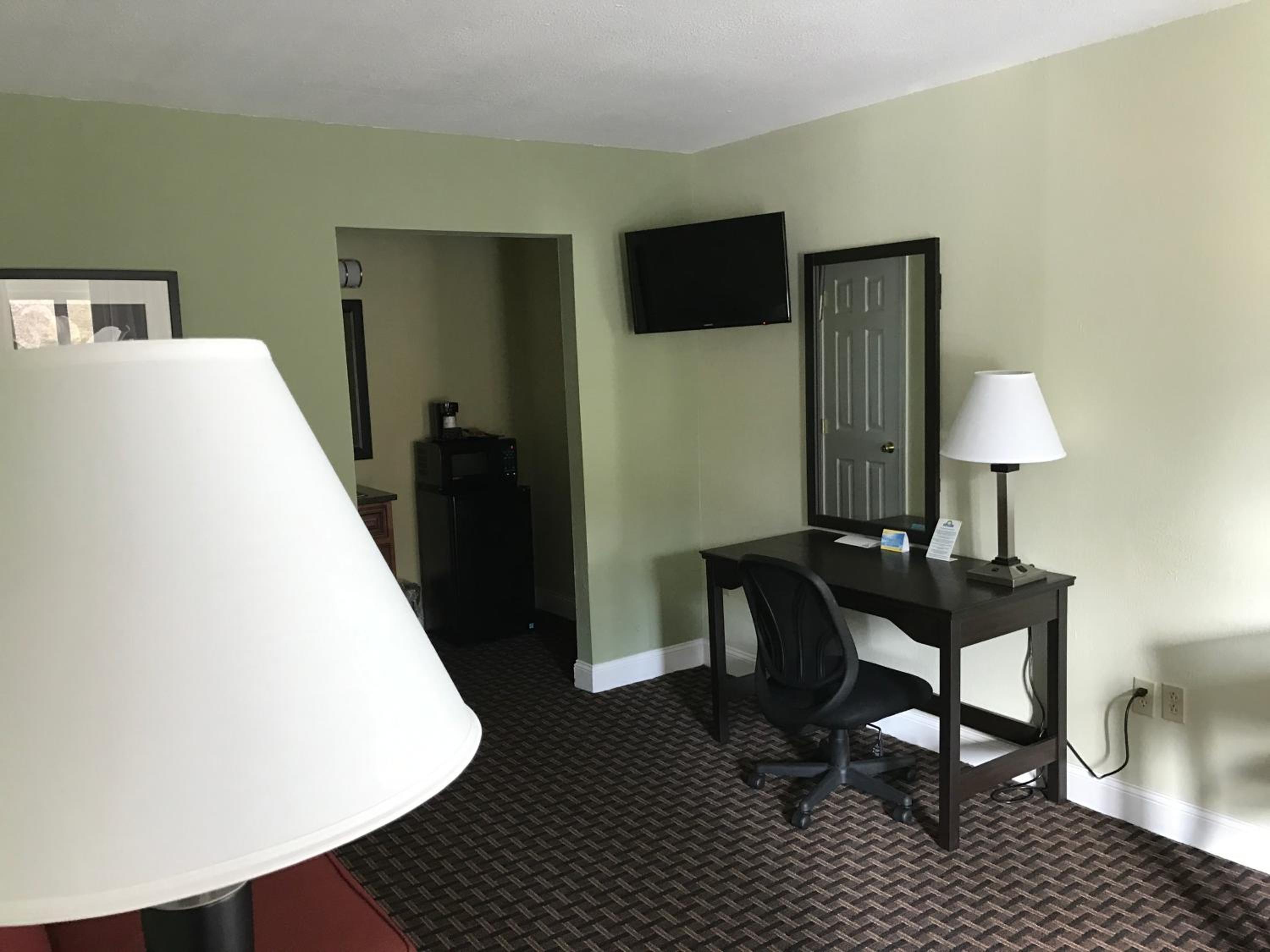 Deluxe King Suite - Photo 9