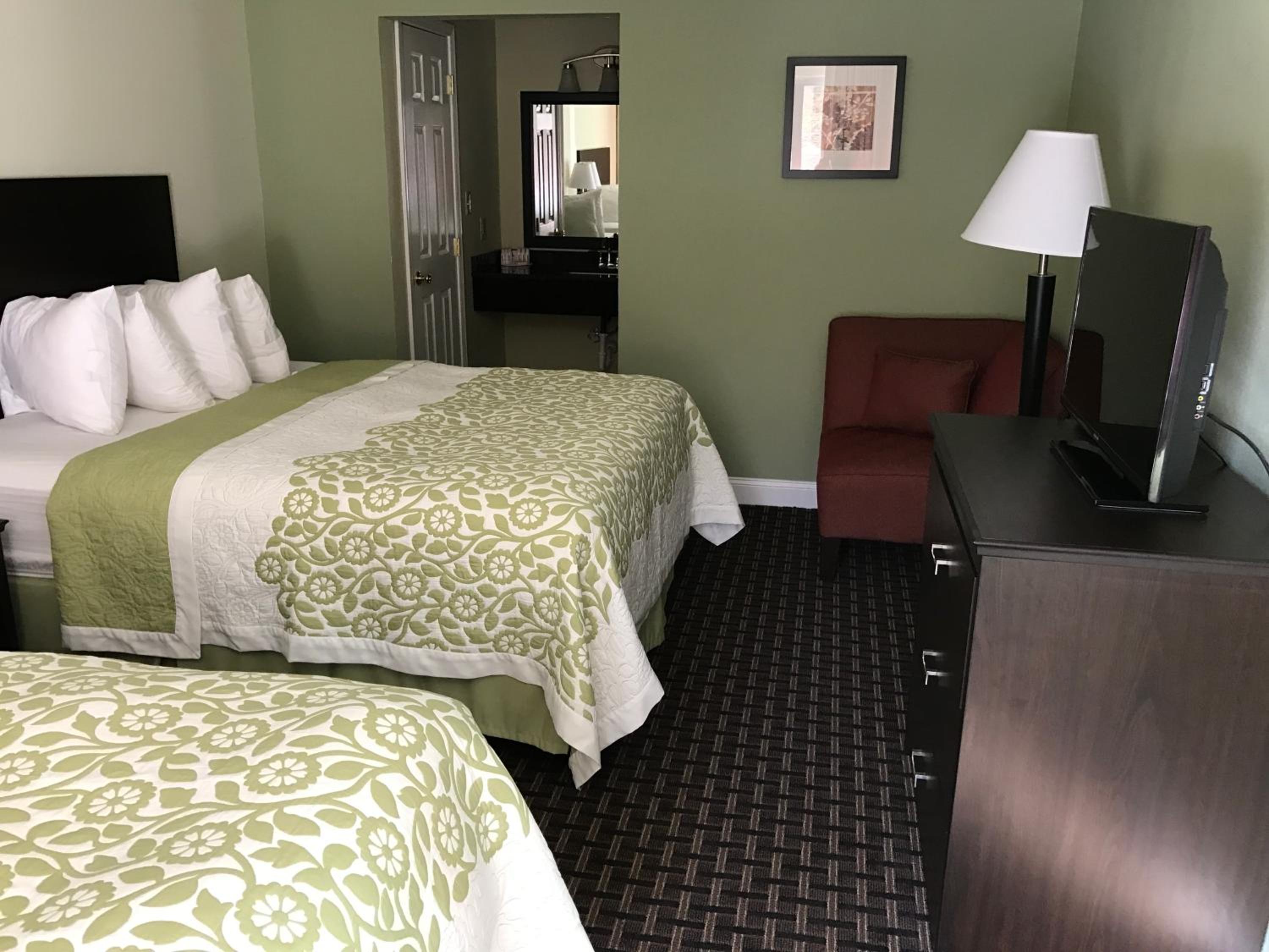 Queen Suite with Two Queen Beds - Non-Smoking - Photo 5