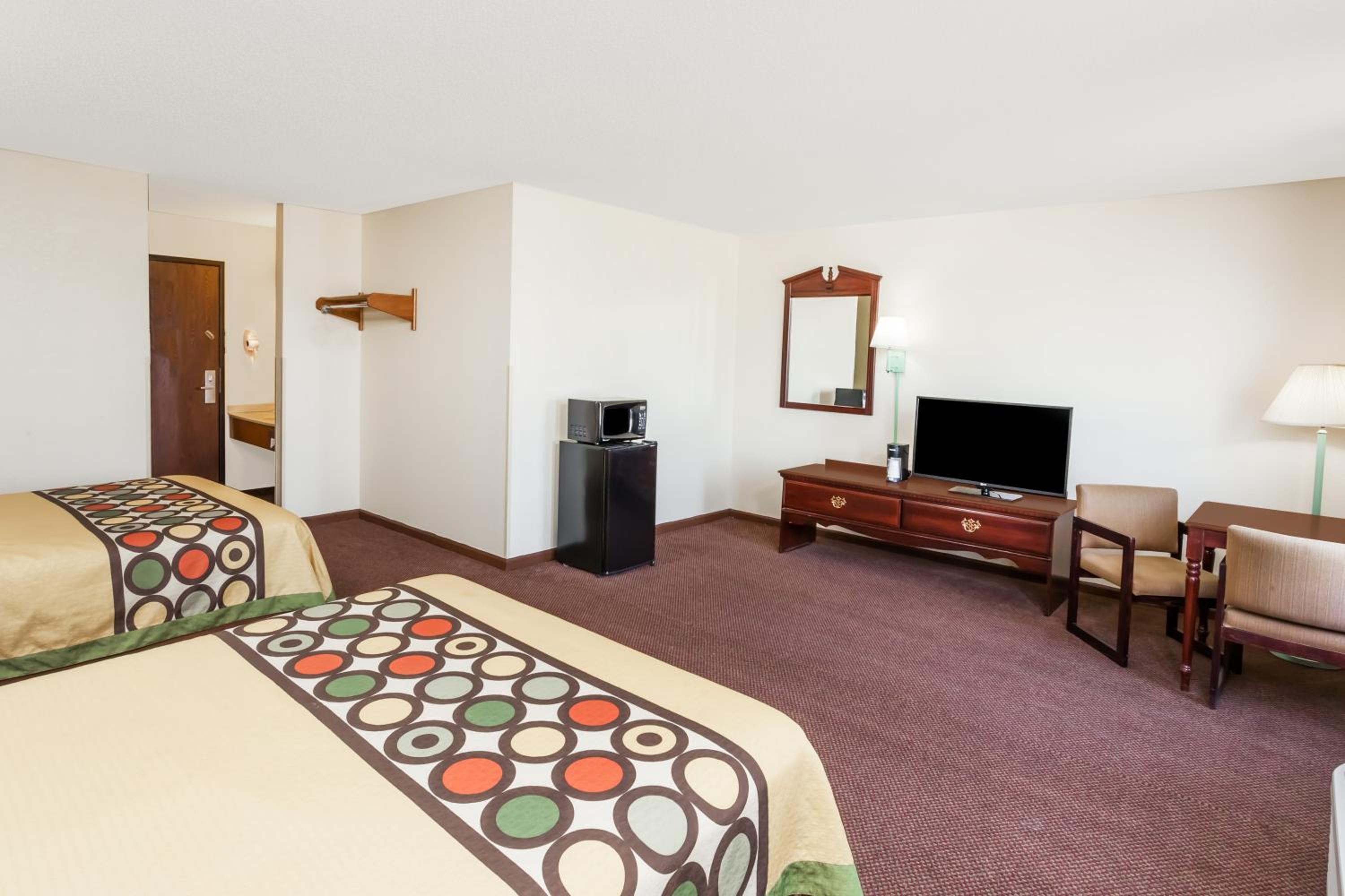 Studio Queen Suite with Three Queen Beds - Non-Smoking - Photo 4