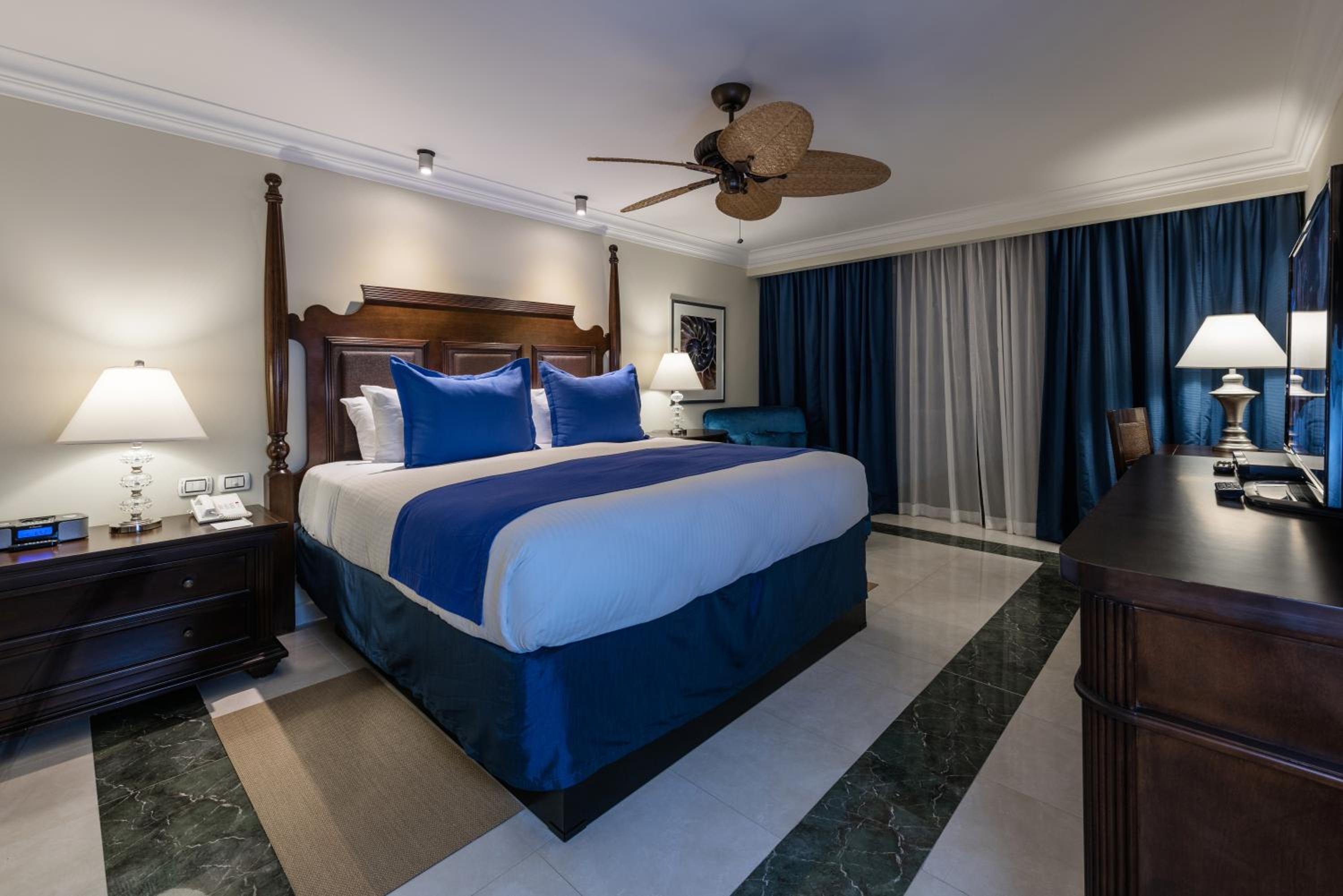 Royal Level Luxury Lateral Ocean View Room photo 2