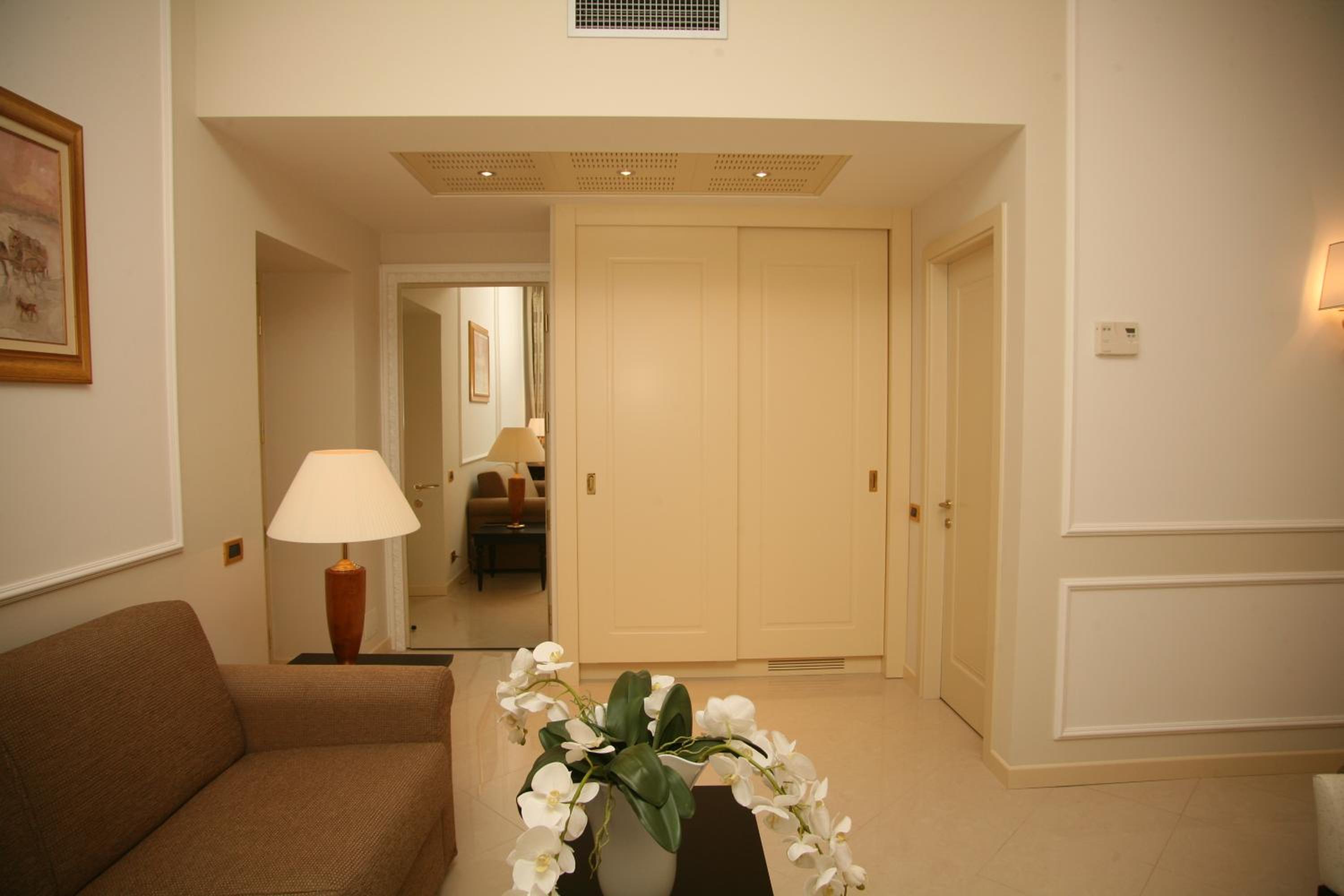 Deluxe Double or Twin Room with City View - Photo 3
