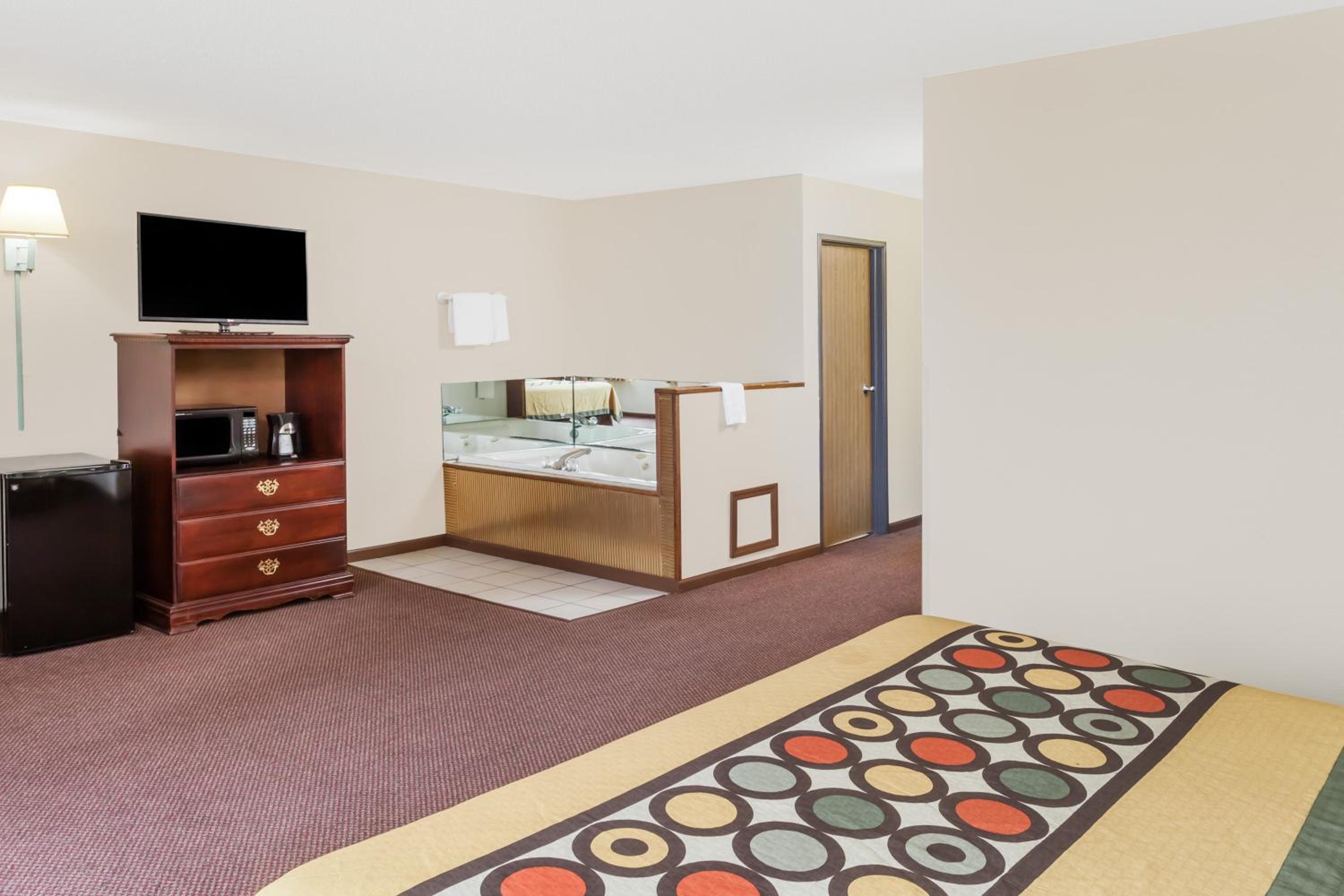 King Room - Non-Smoking - Photo 7