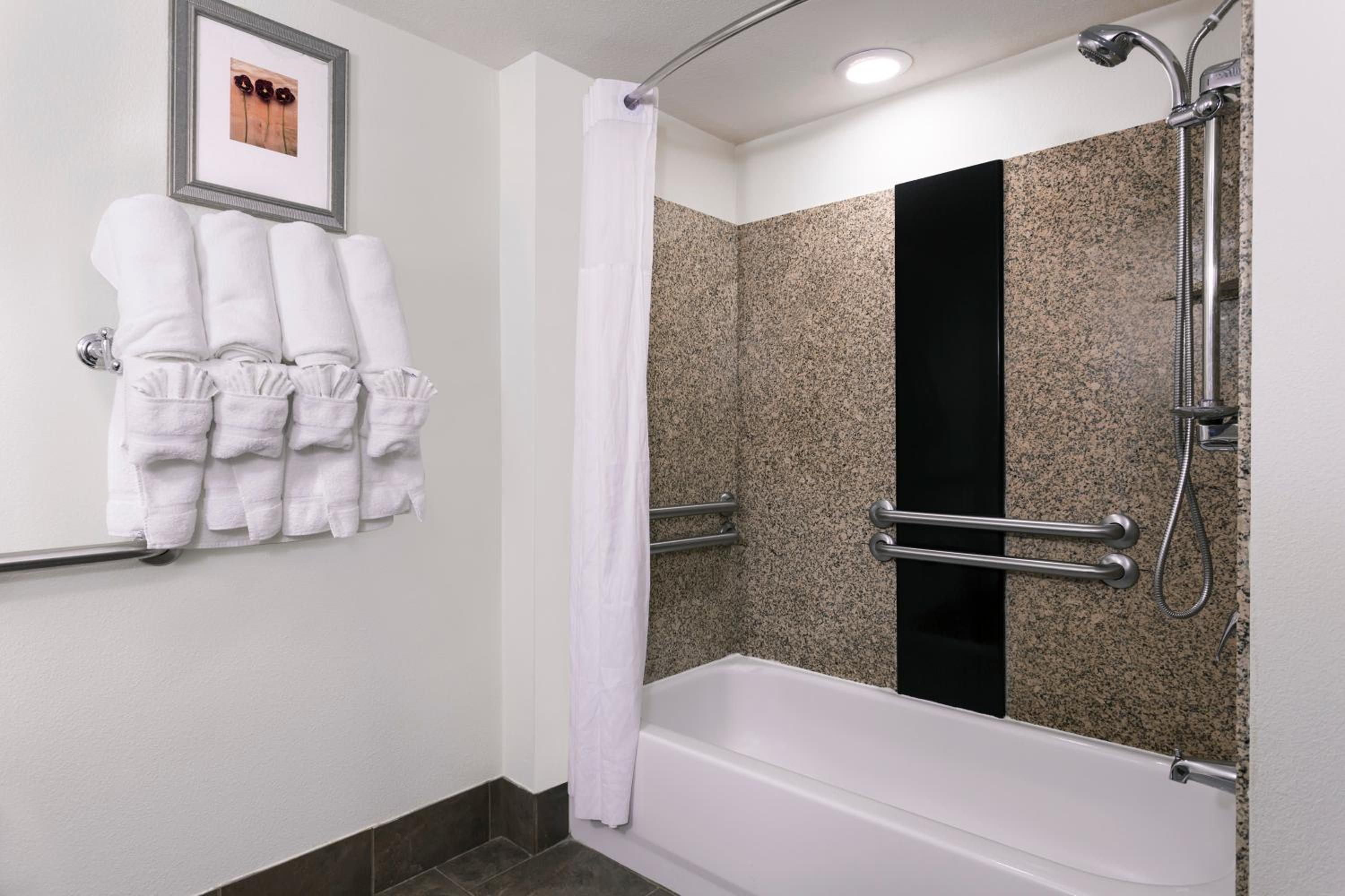 King Room with Bath Tub - Mobility Accessible/Non-Smoking - Photo 2