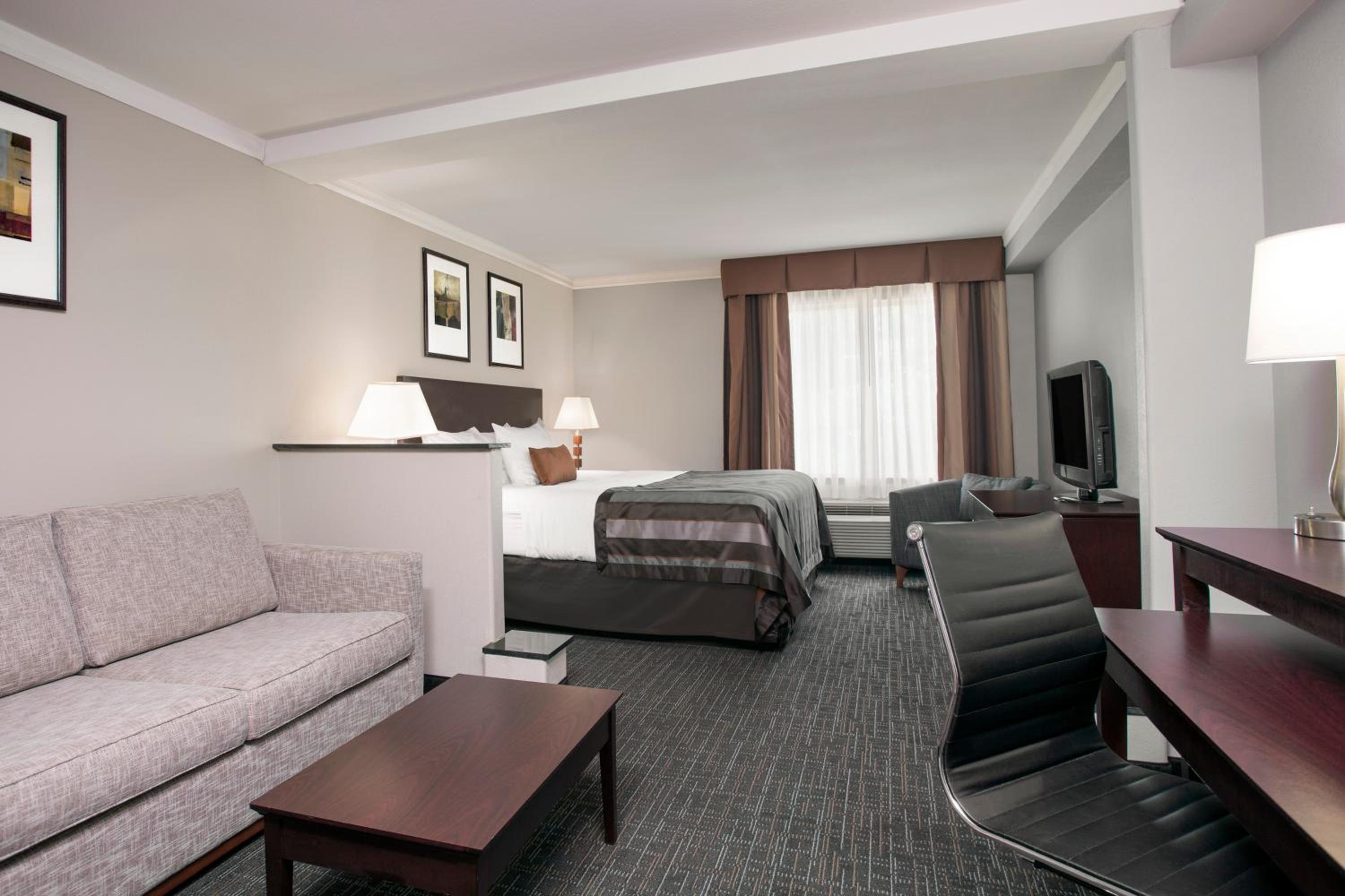 King Room with Bath Tub - Mobility Accessible/Non-Smoking - Photo 1