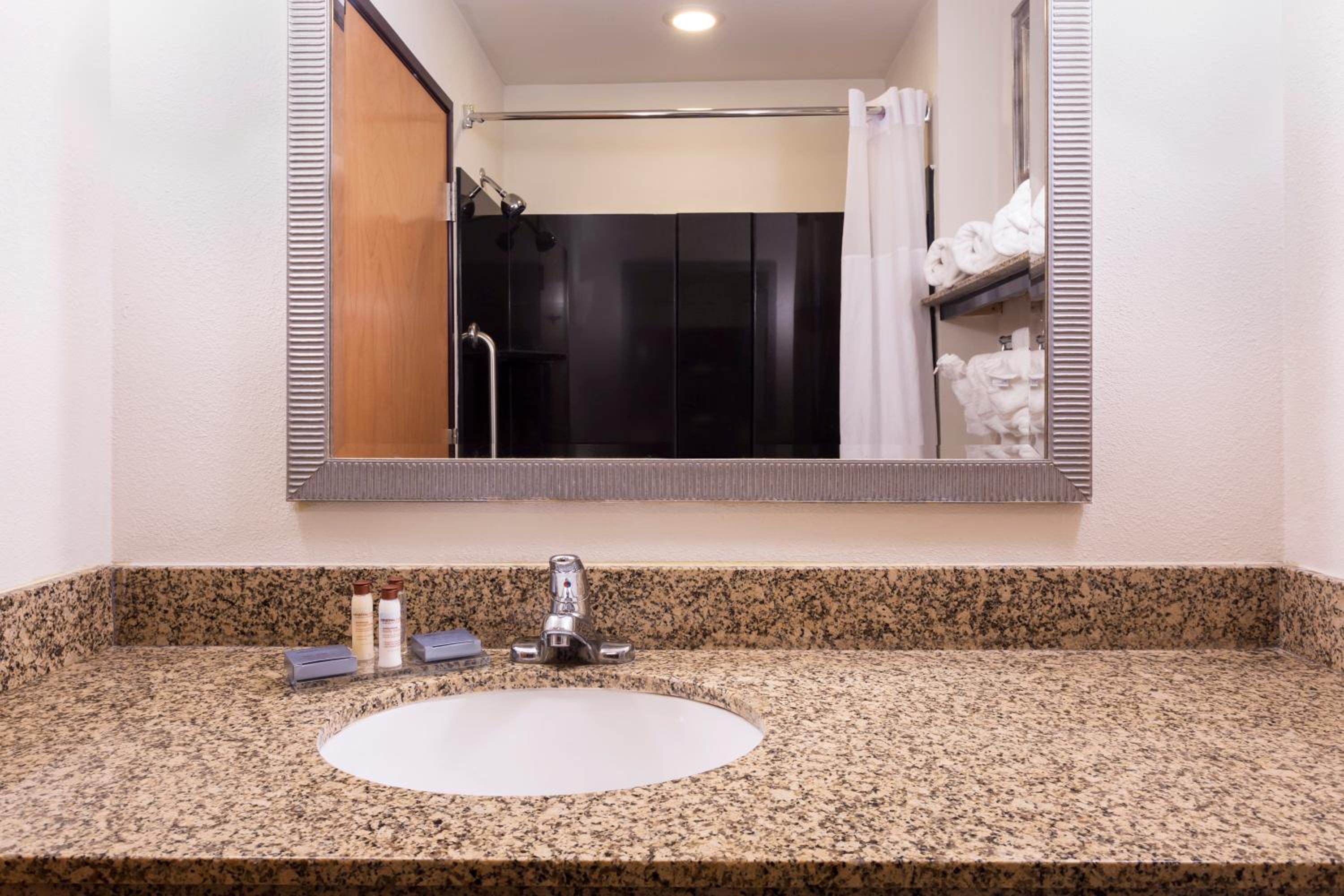 King Room with Bath Tub - Mobility Accessible/Non-Smoking - Photo 4
