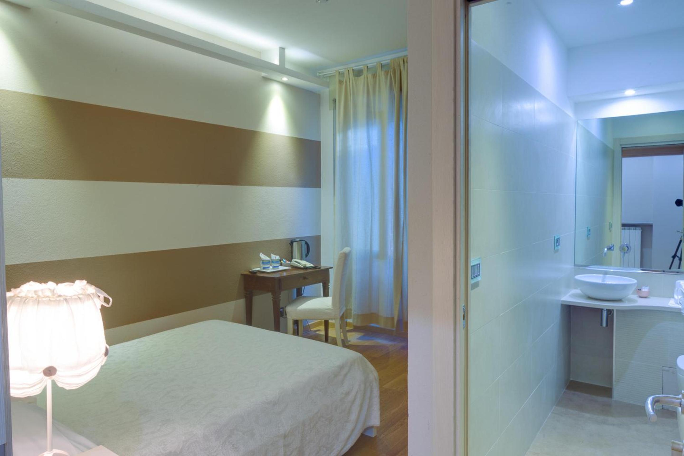 Deluxe Double or Twin Room photo 2