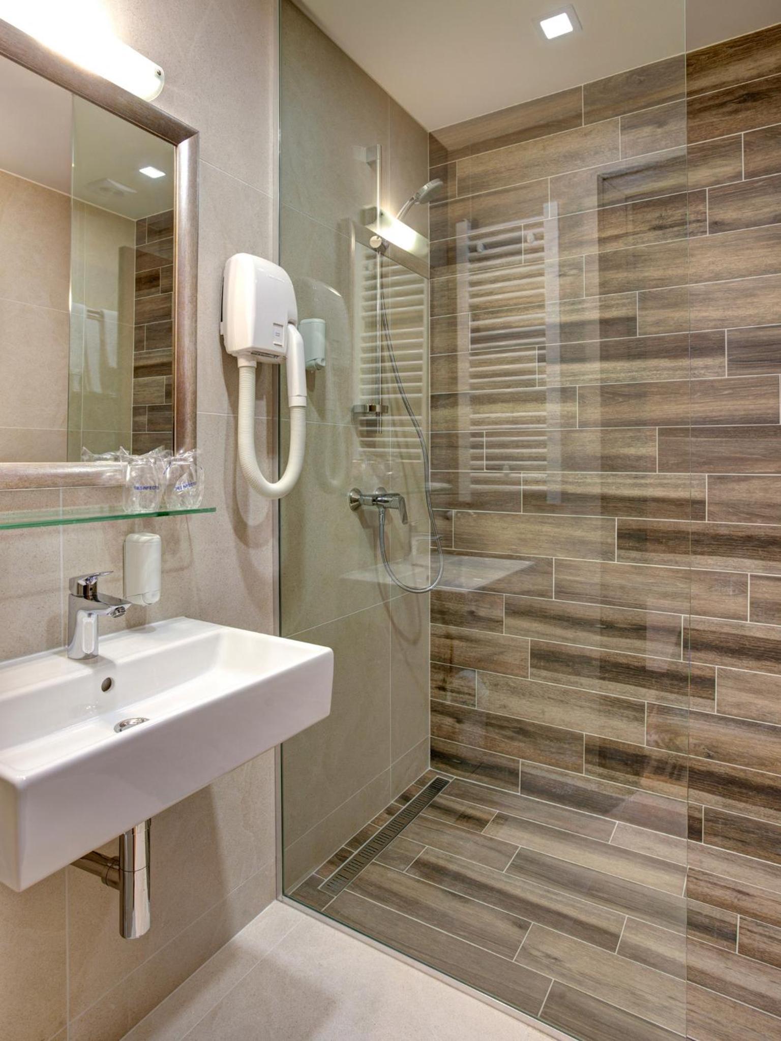 Standard Double or Twin Room with Free Parking - Photo 5