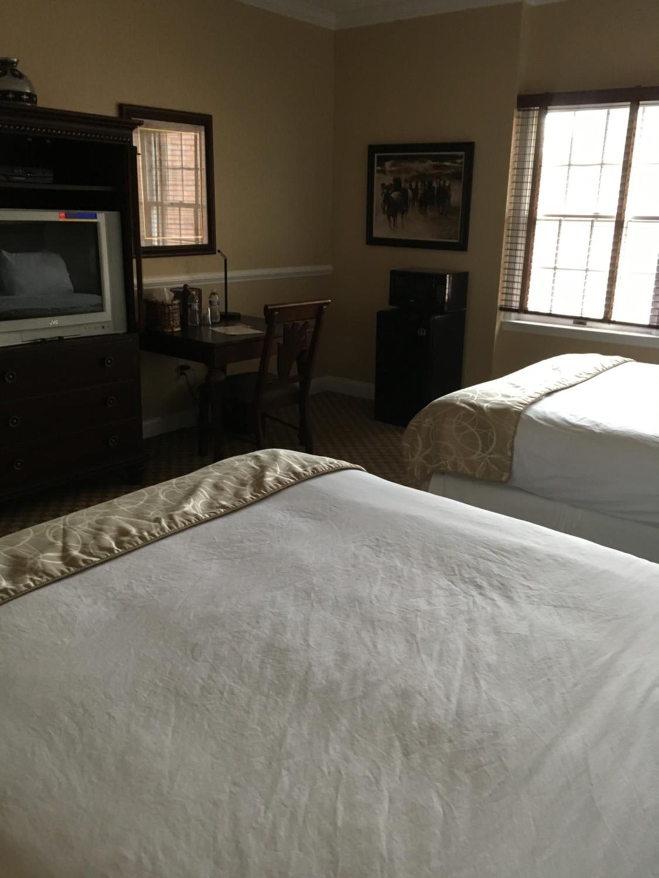 Standard Queen Room with Two Queen Beds - Photo 6