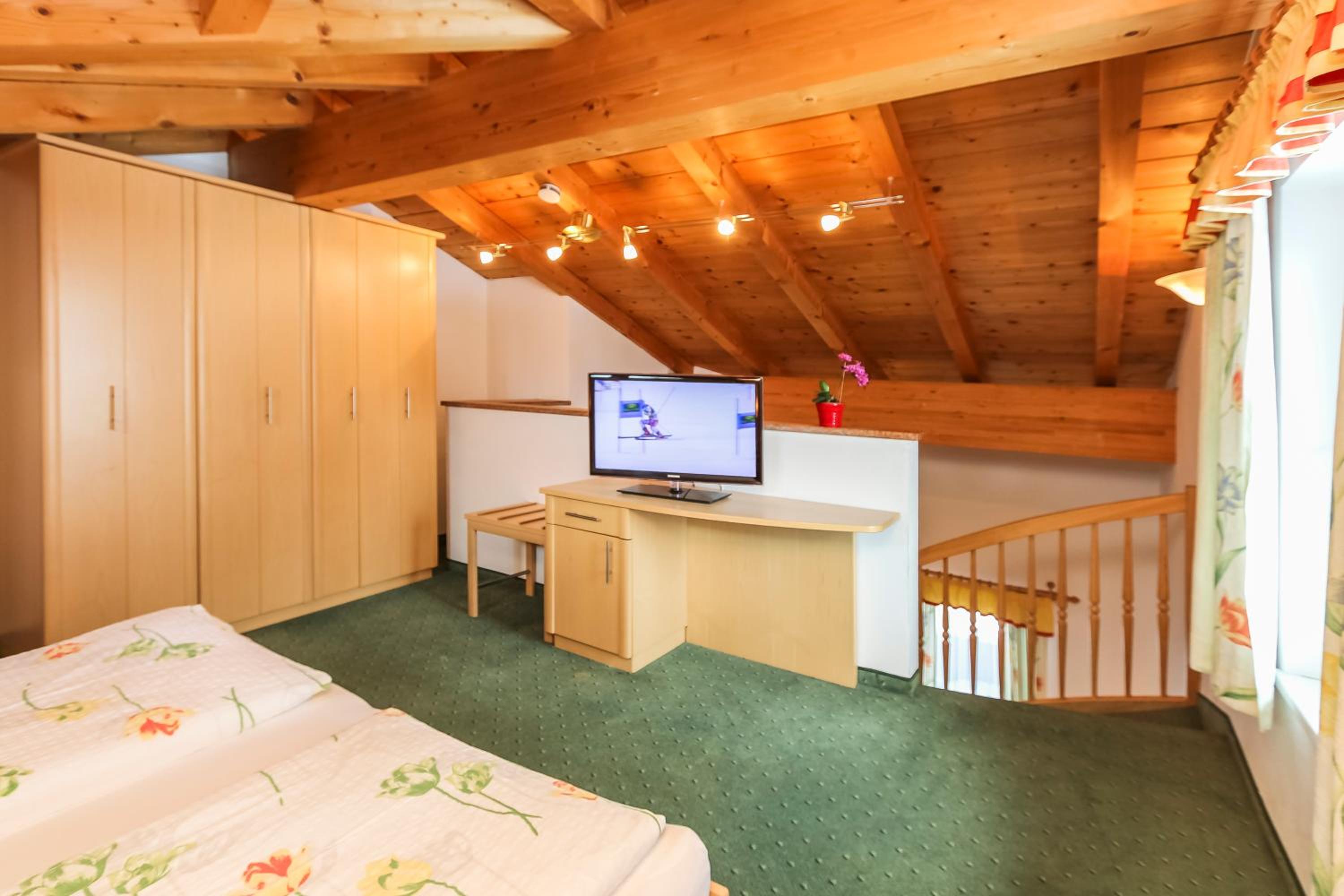 Junior Suite with Balcony - Photo 6