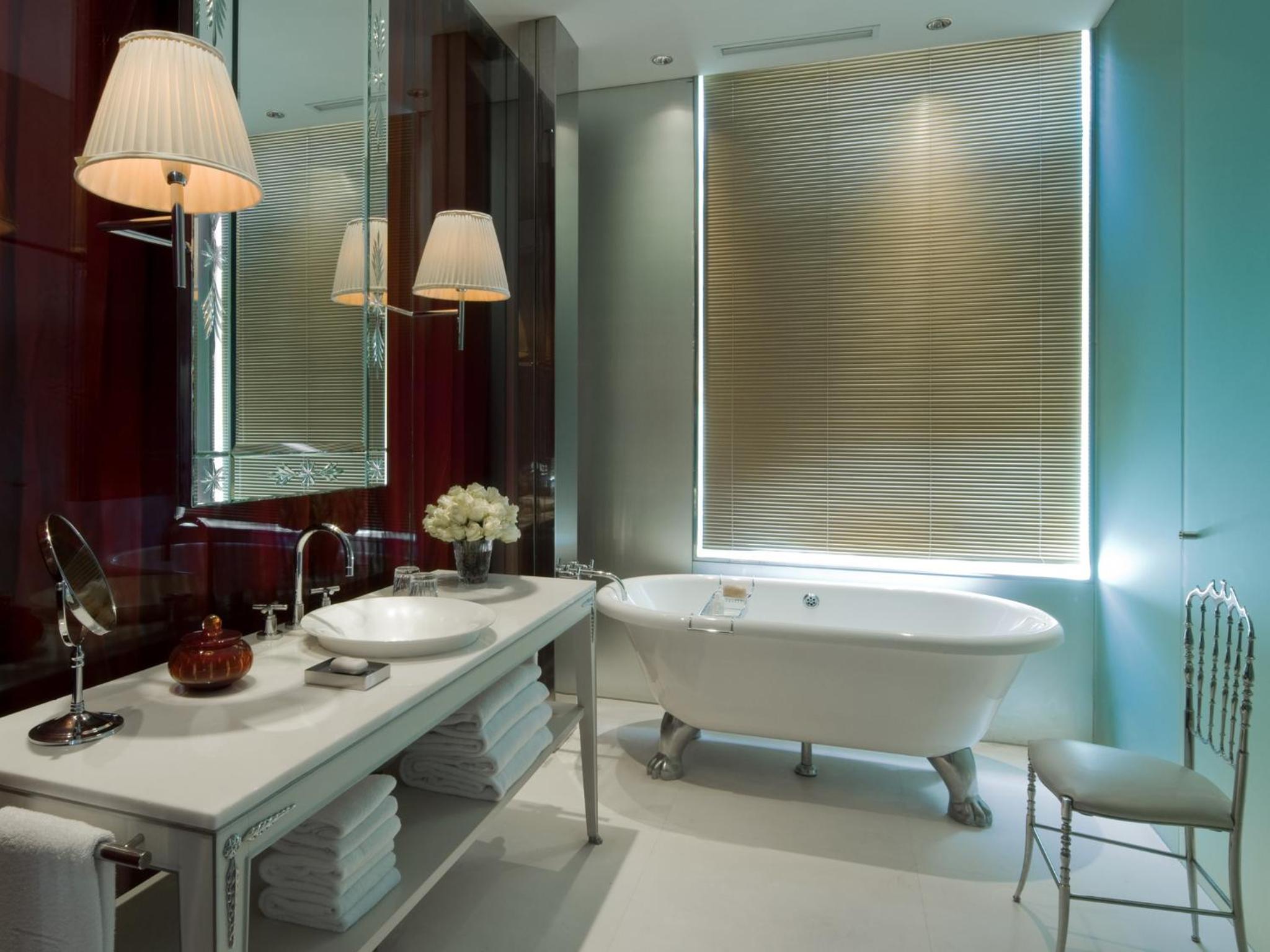Deluxe King Room with City View