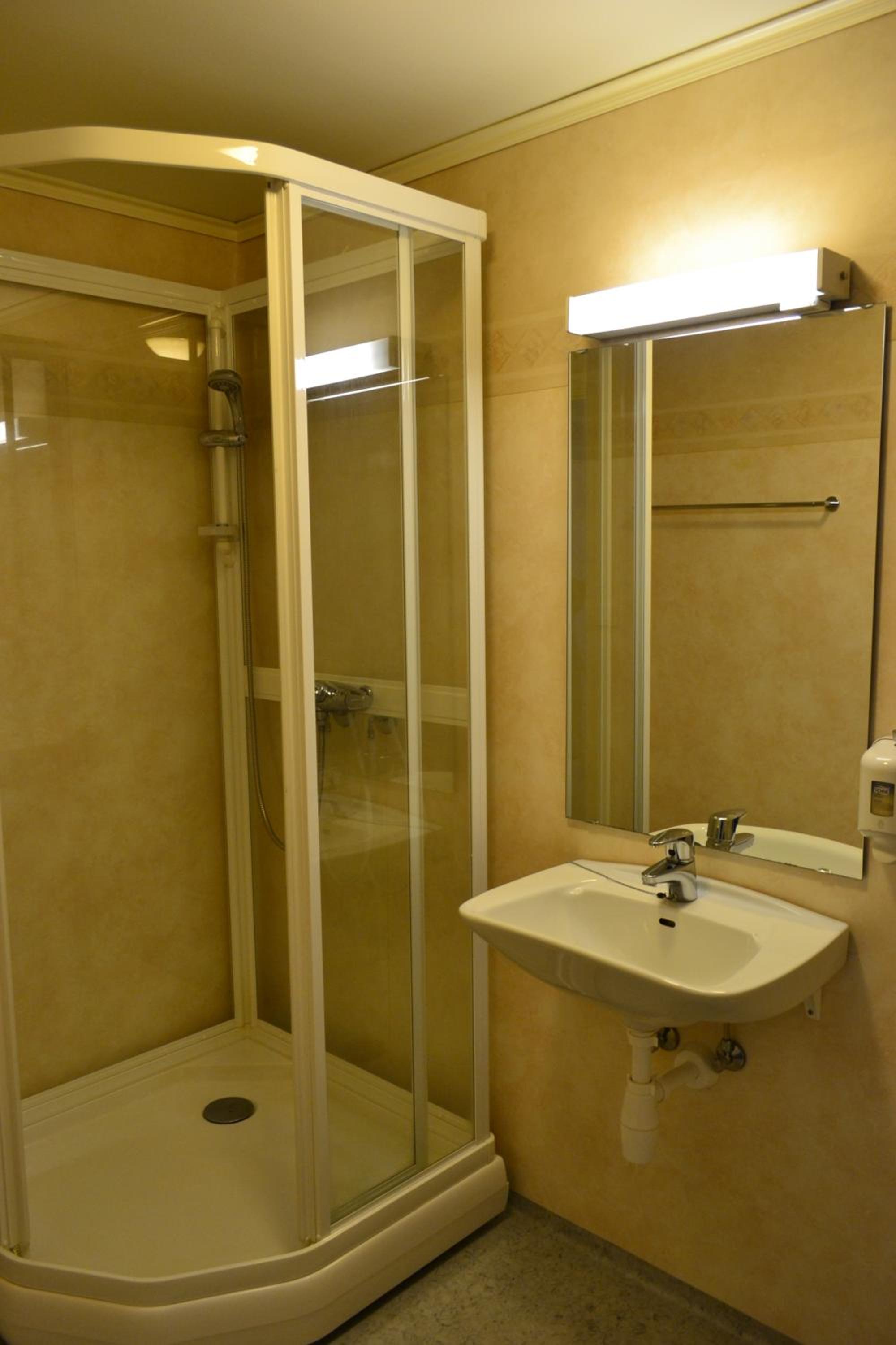 Standard Double Room - Photo 6