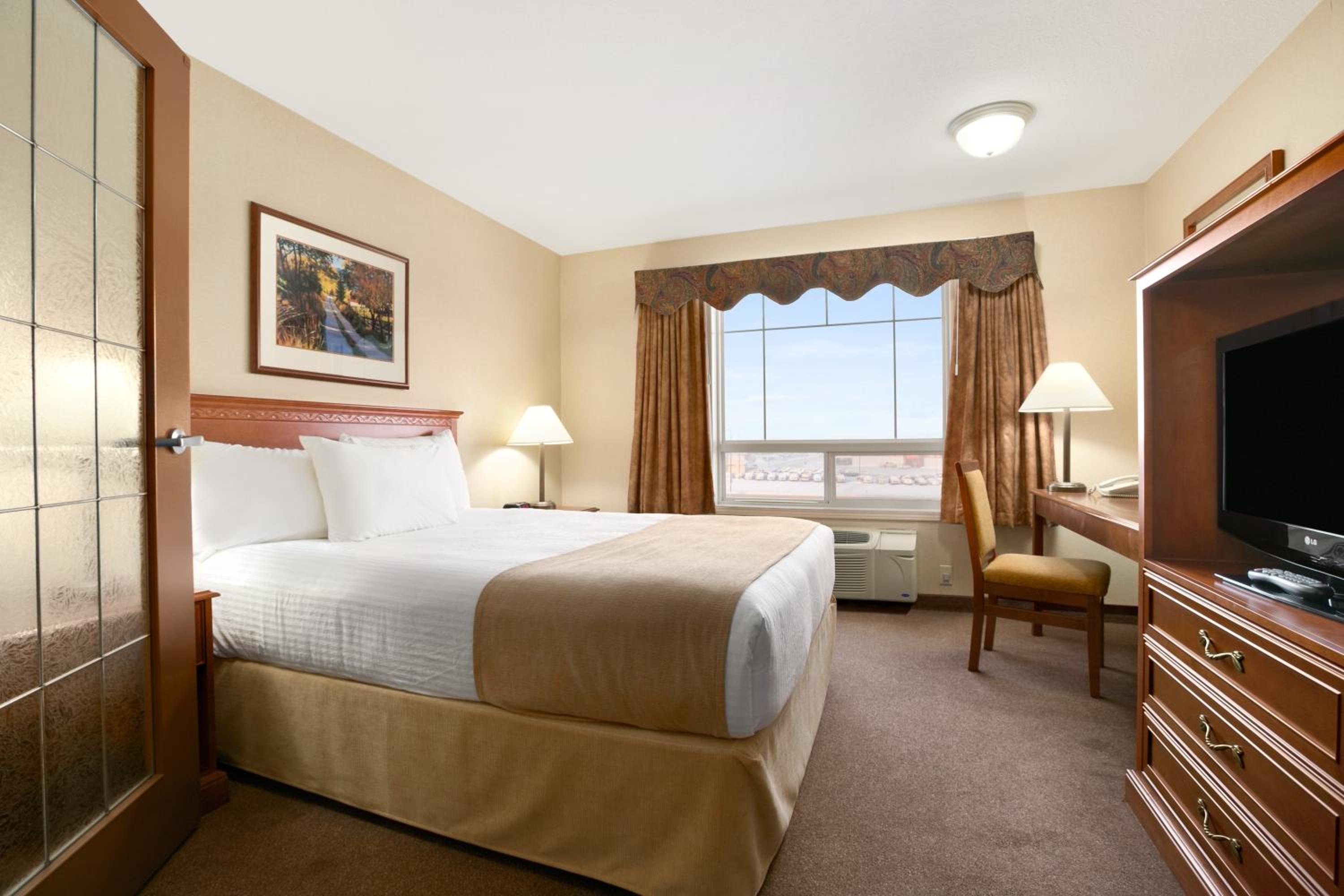 Junior Queen Suite - Non-Smoking - Photo 1