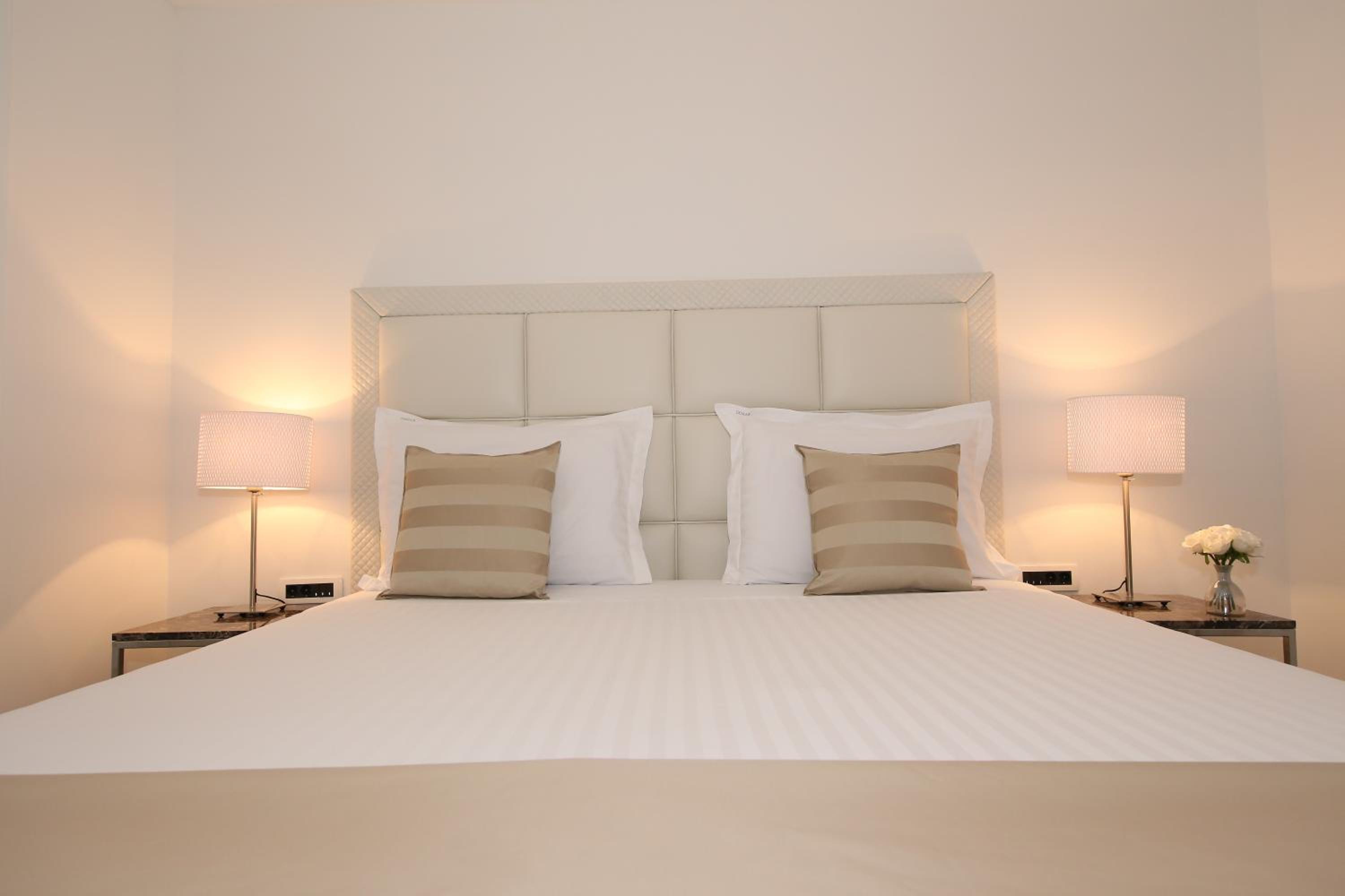 Deluxe King Room - Photo 1