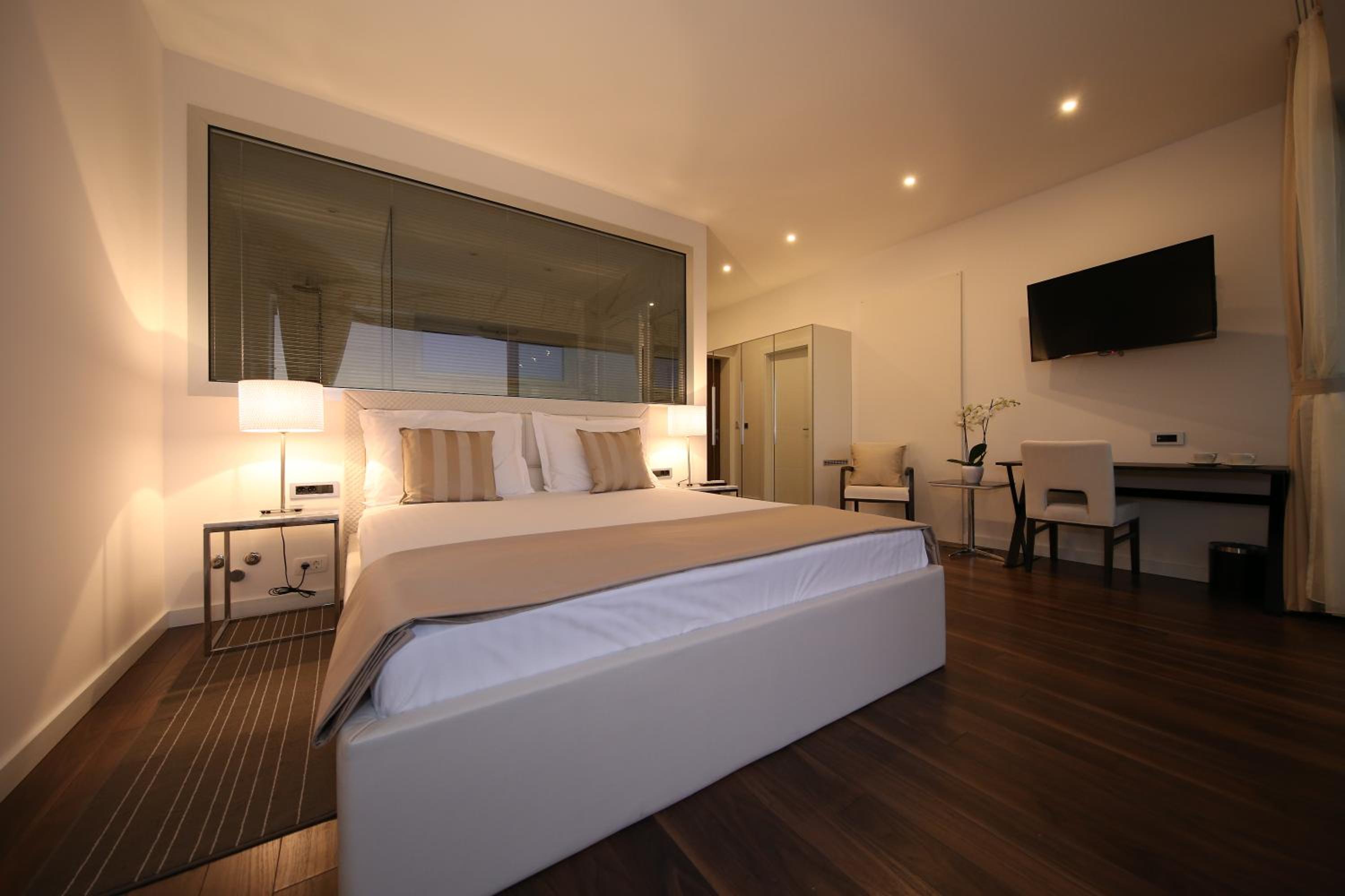 Deluxe Room with Large Terrace and Sea View - Photo 6