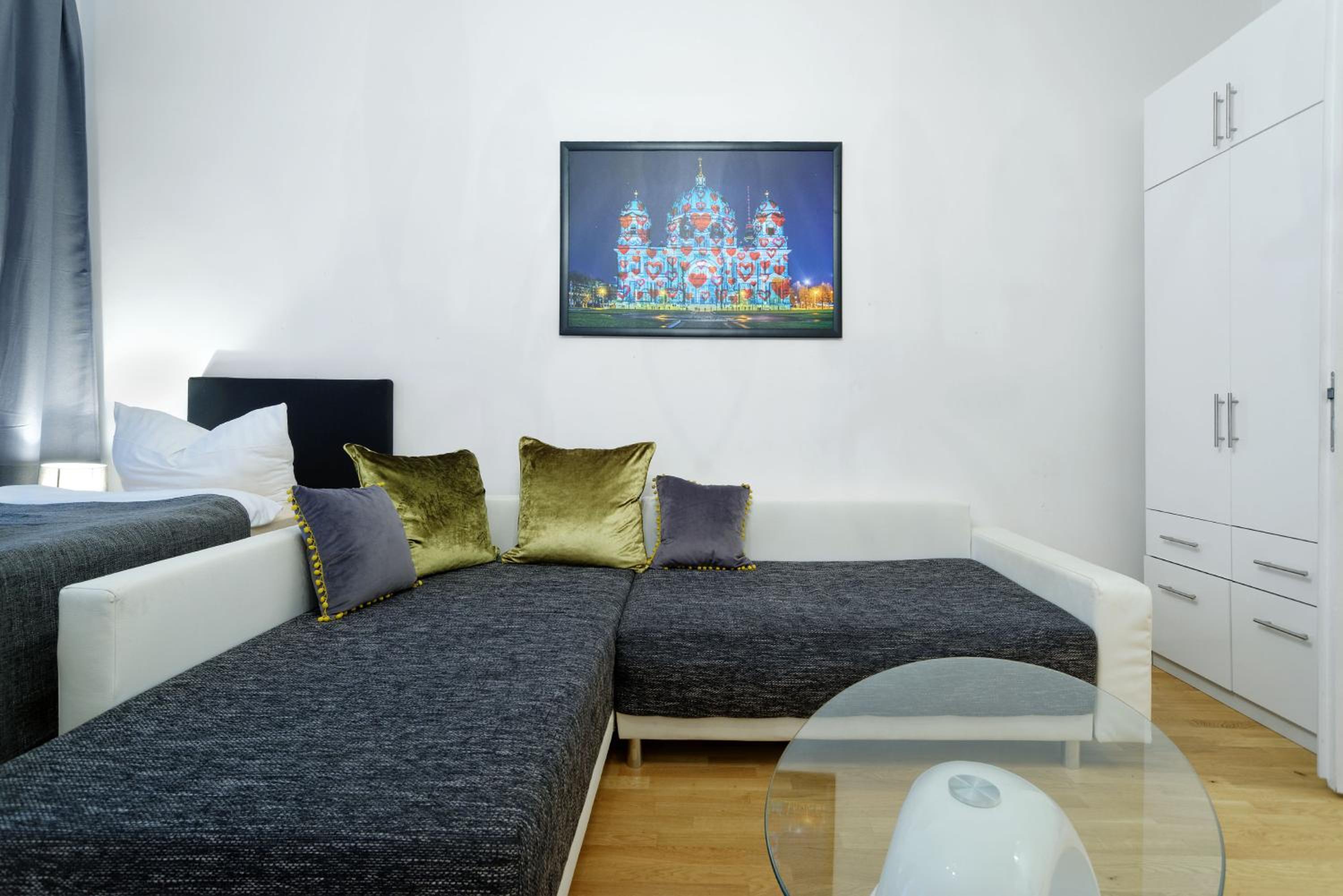 Deluxe Three-Bedroom Apartment with living room