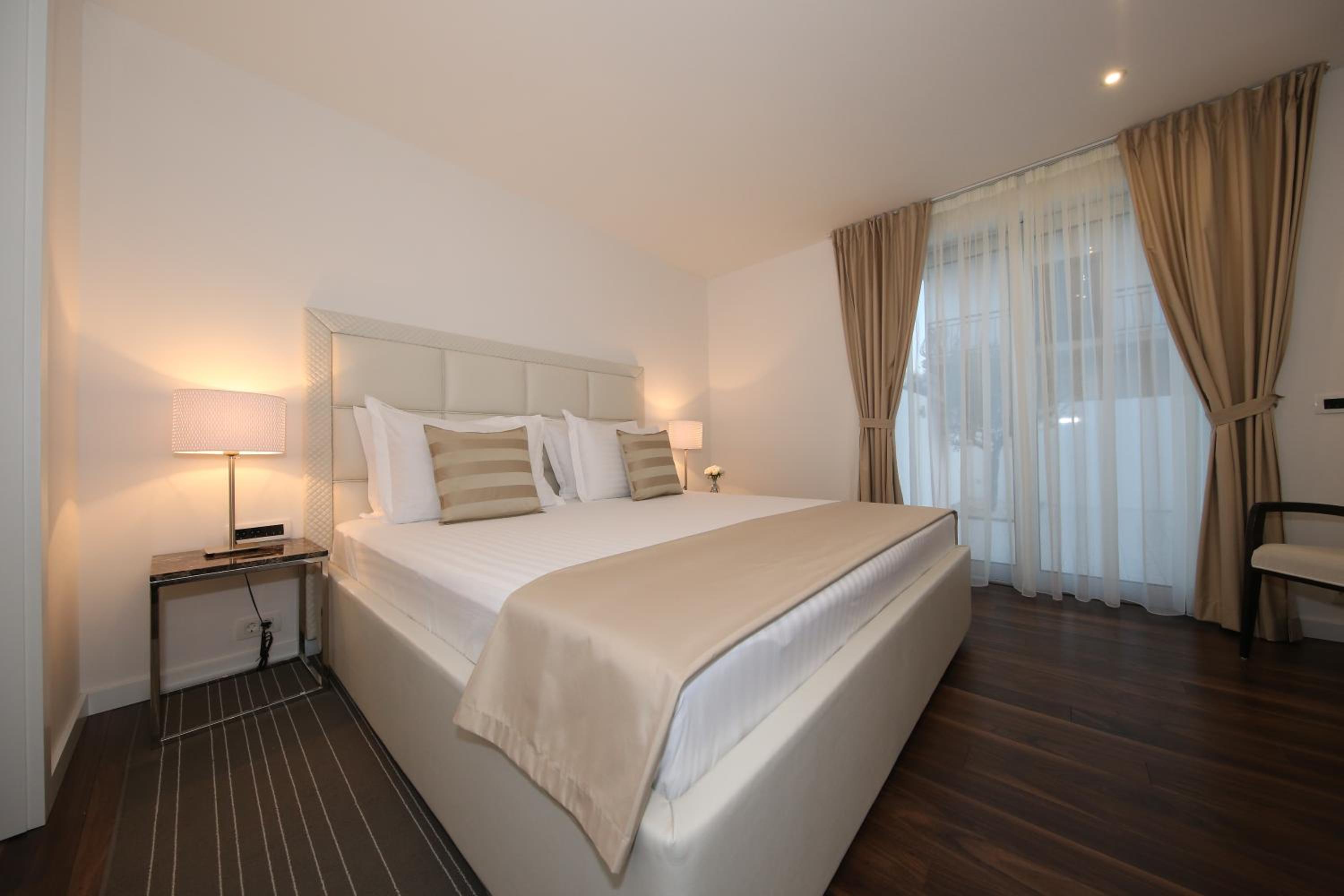 Deluxe King Room - Photo 8