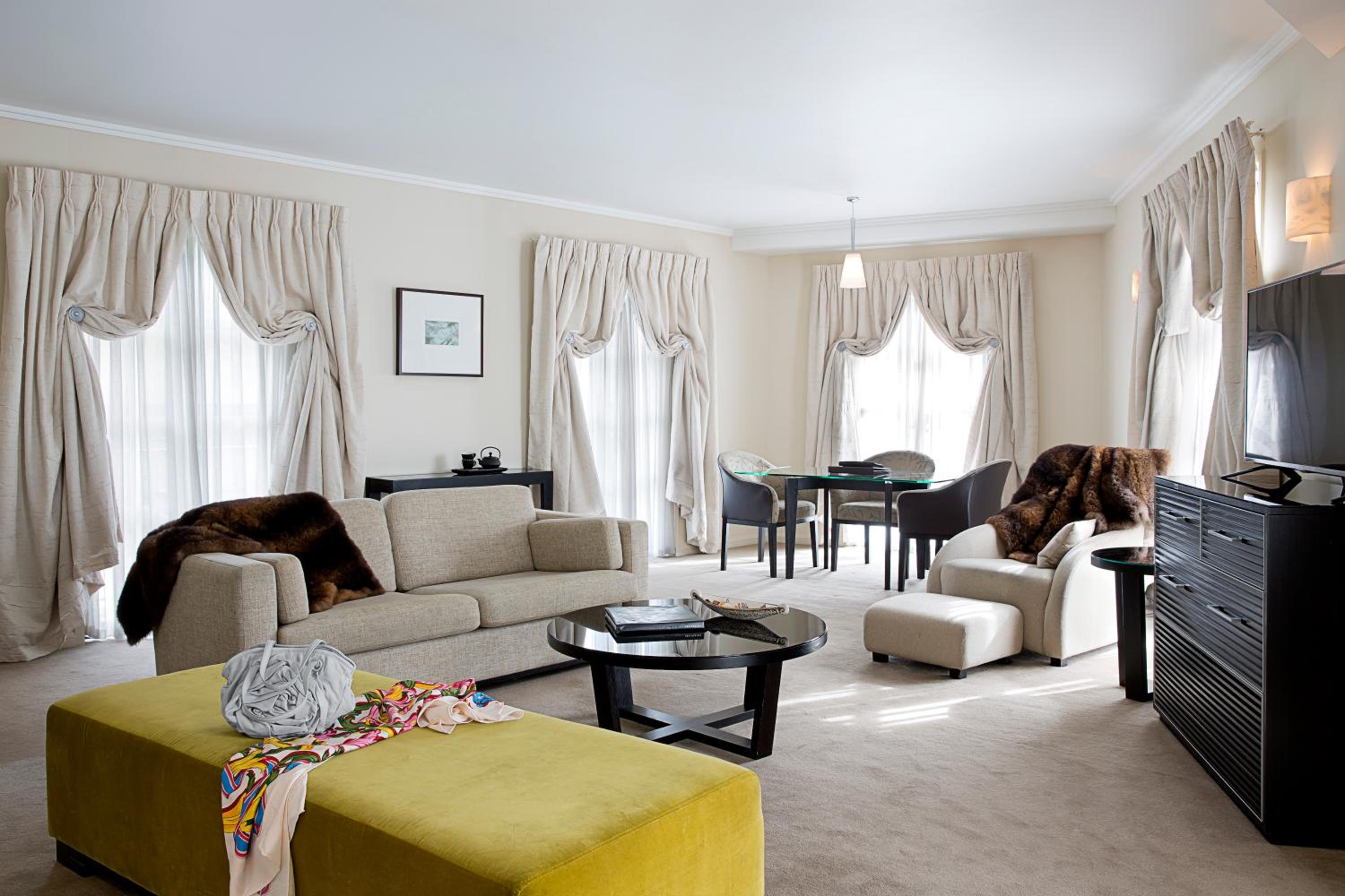 Junior King Suite with Balcony - Photo 9