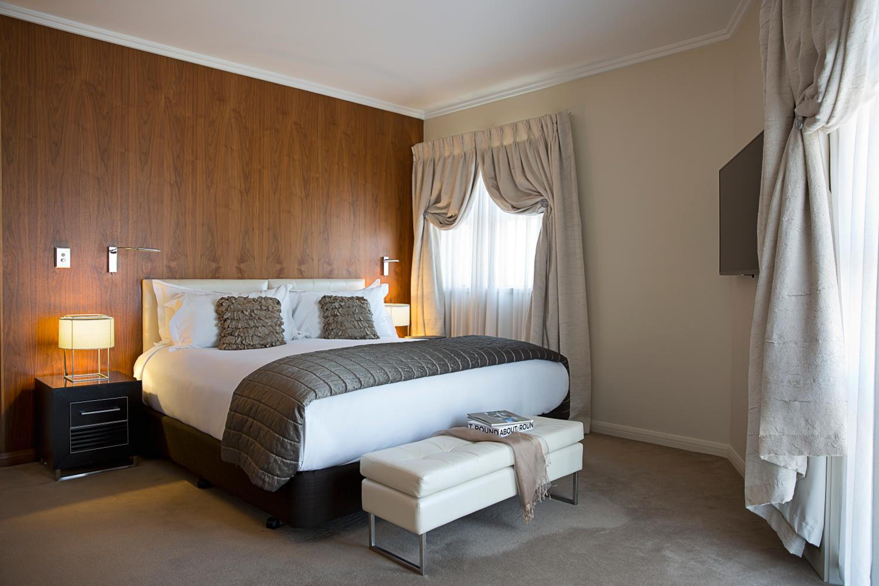 Junior King Suite with Balcony - Photo 11