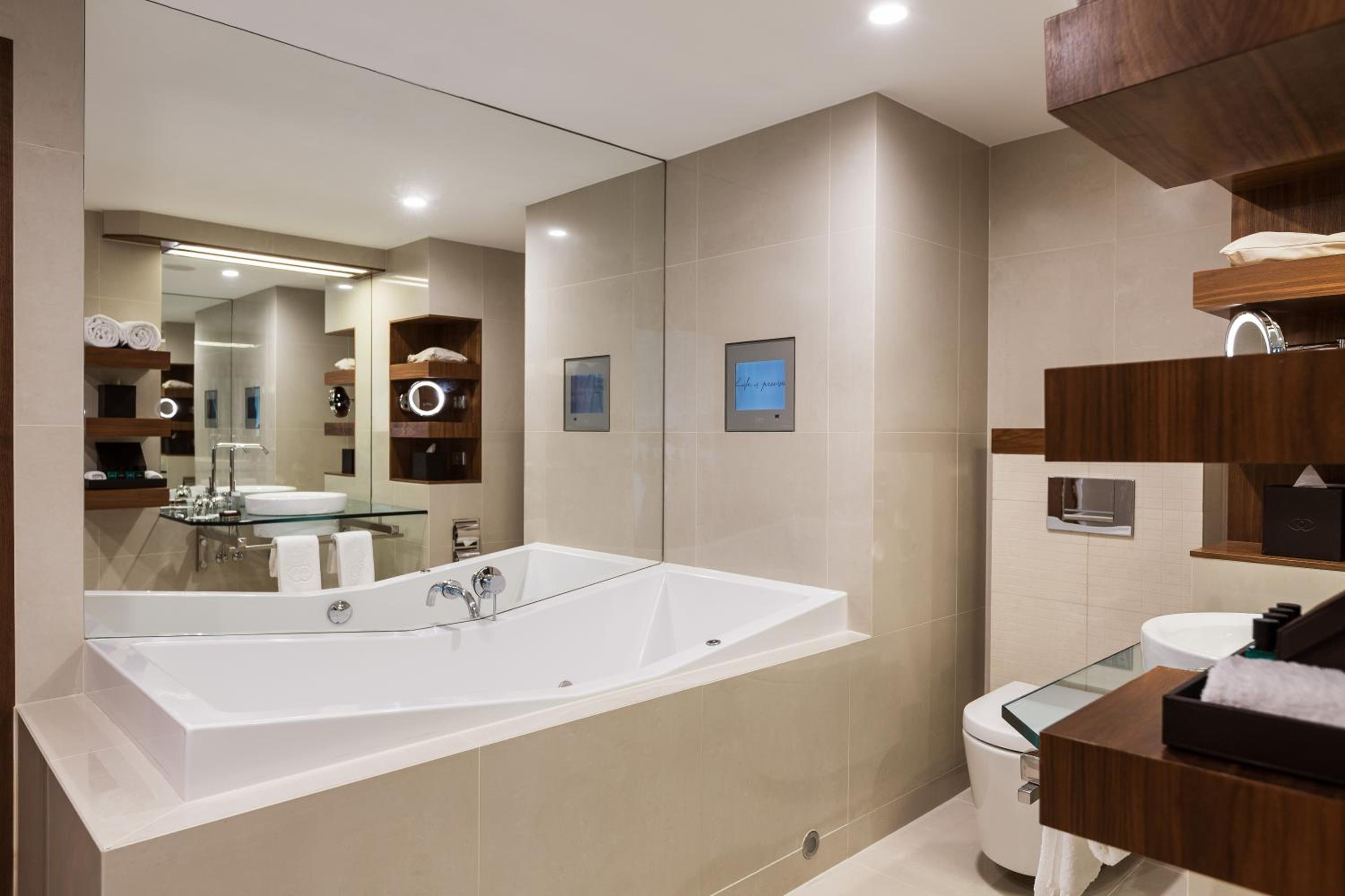 Luxury King Room with Balcony, Spa Bath and Executive Lounge Access - Photo 4