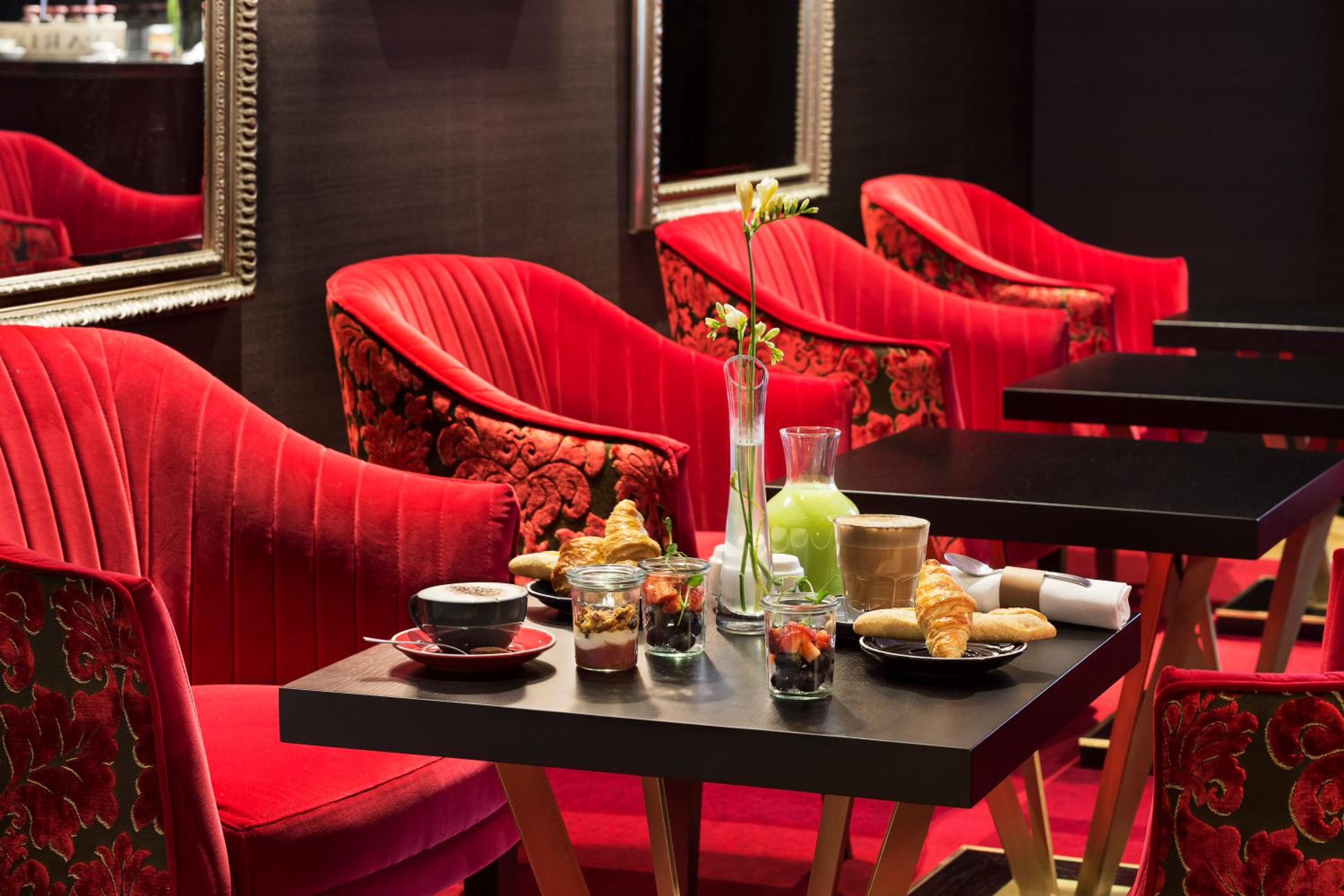 Luxury King Room with Balcony, Spa Bath and Executive Lounge Access - Photo 2