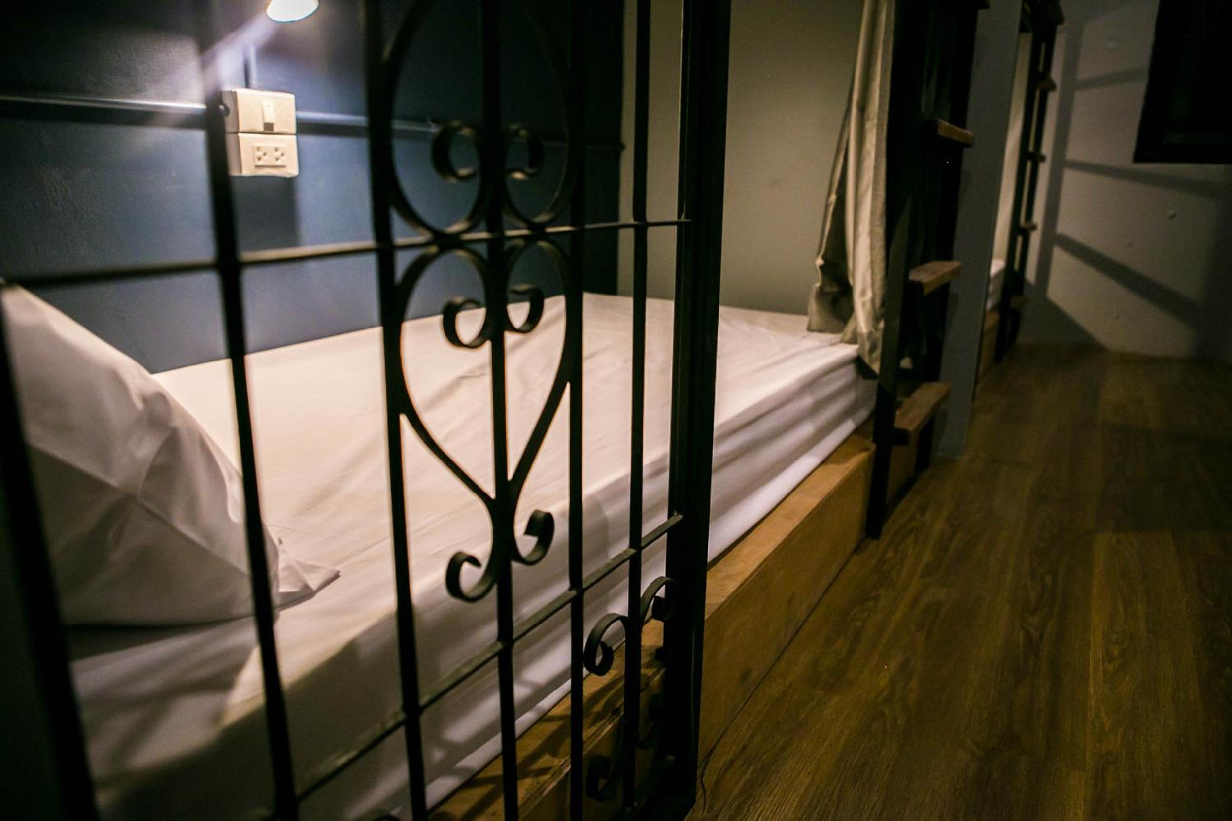 Private 6 Bunk-Bed Room with Shared Bath photo 3