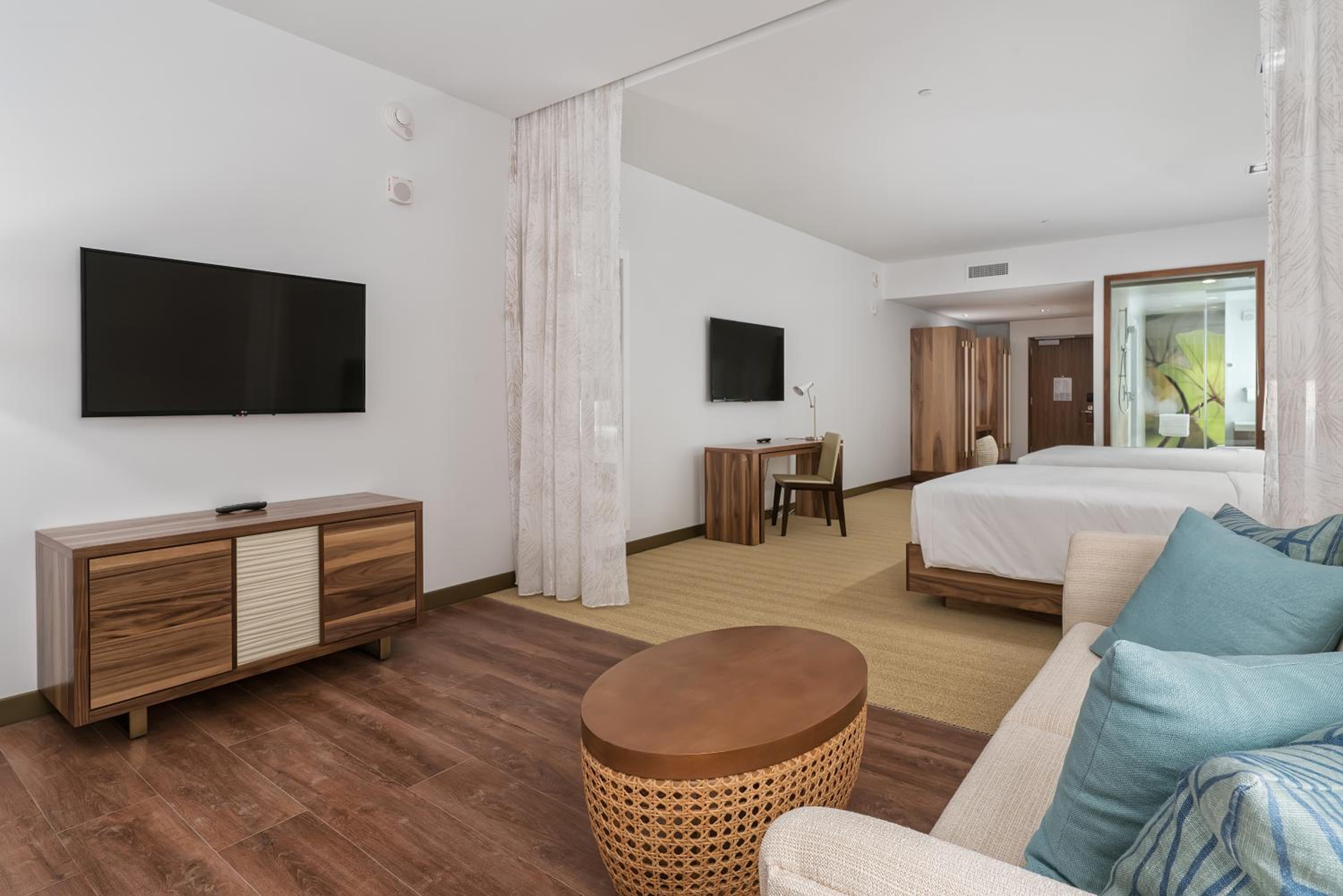 Queen Suite with Two Queen Beds and City View